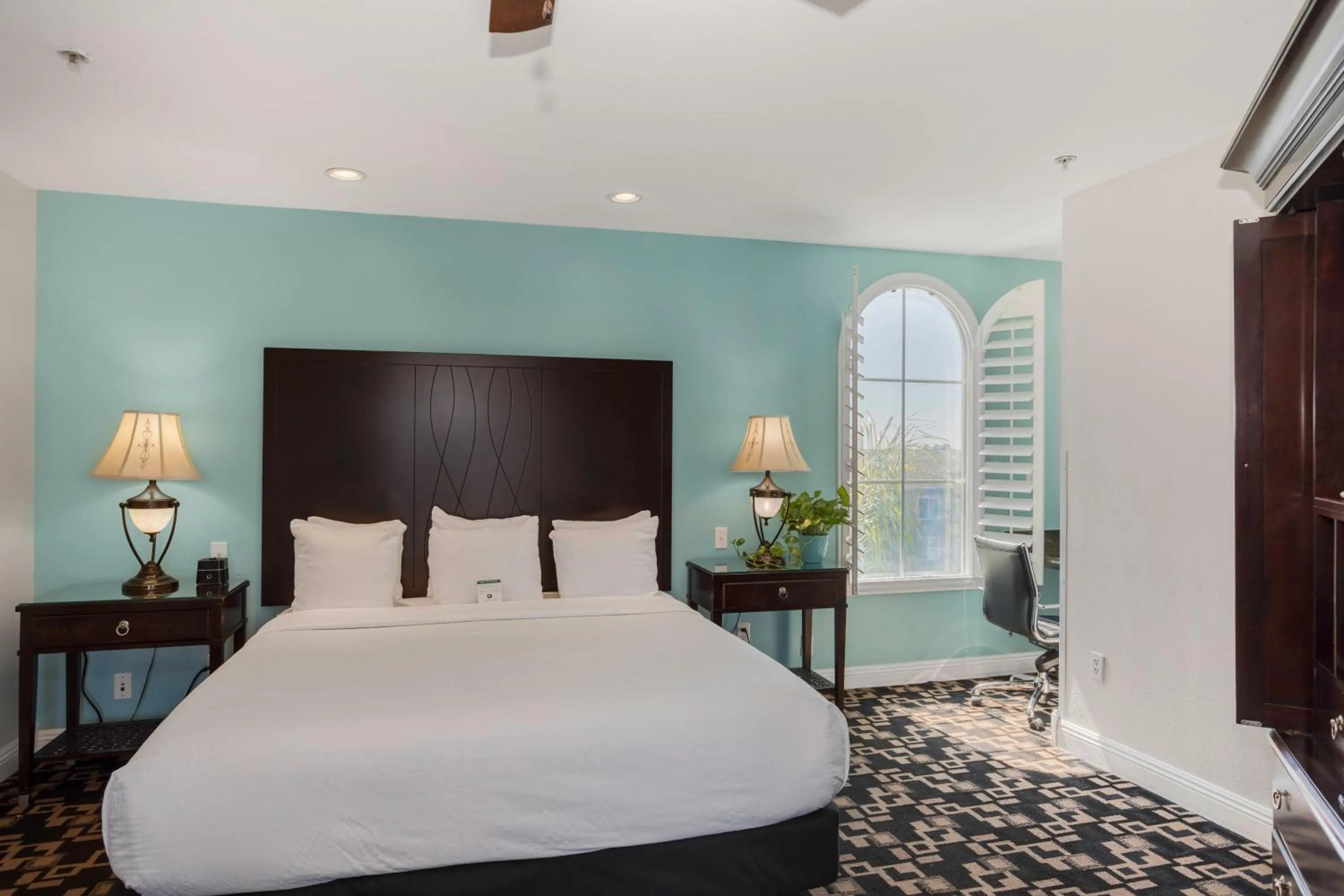 Shower, Bed in The Hotel Oceanside