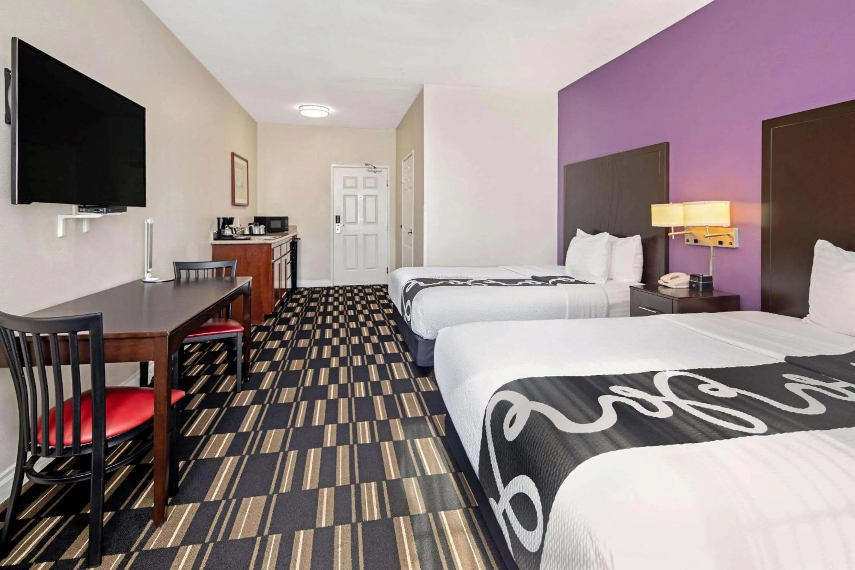 Kitchen or kitchenette, Bed in The Hotel Oceanside