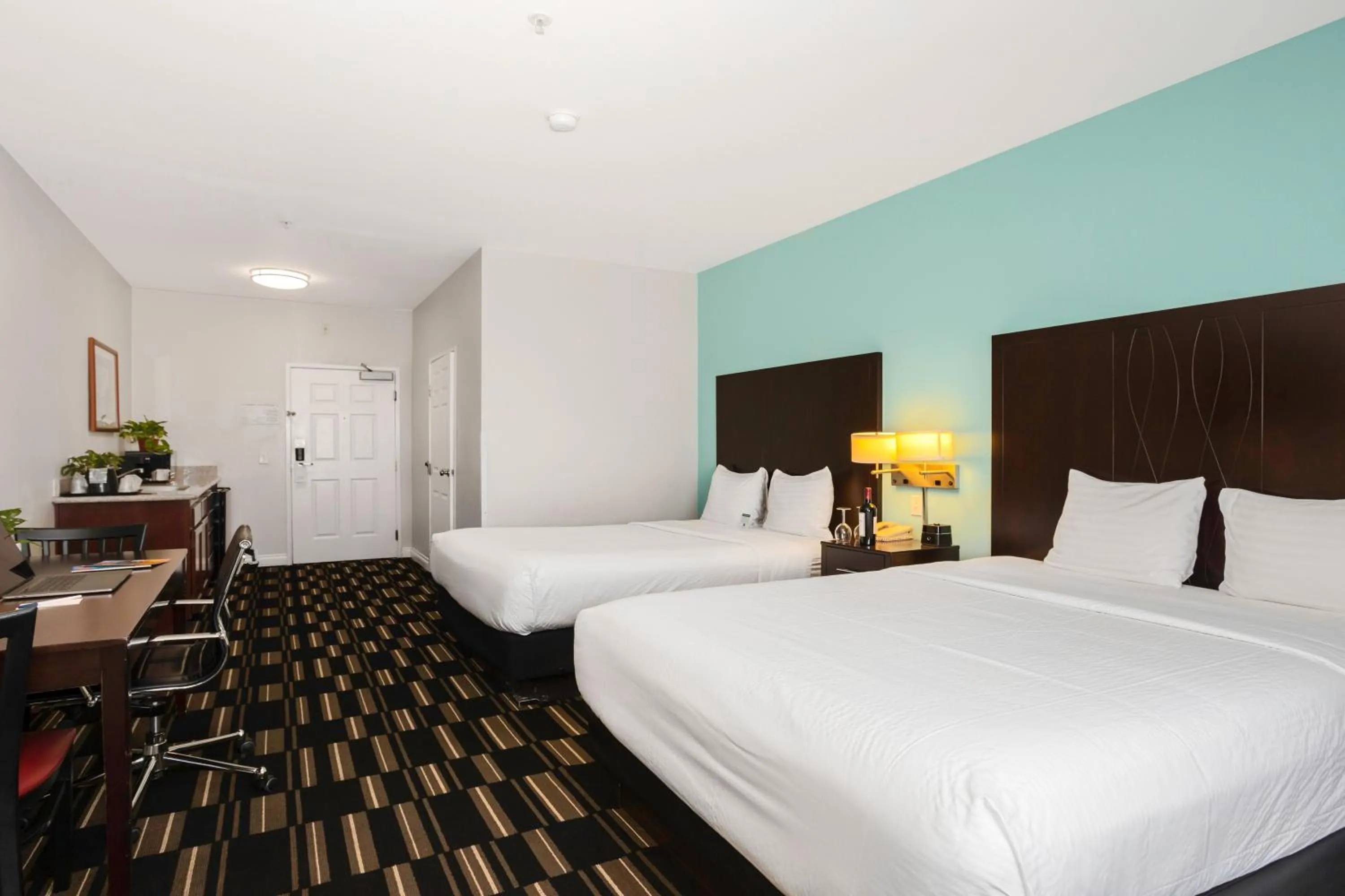 Shower, Bed in The Hotel Oceanside