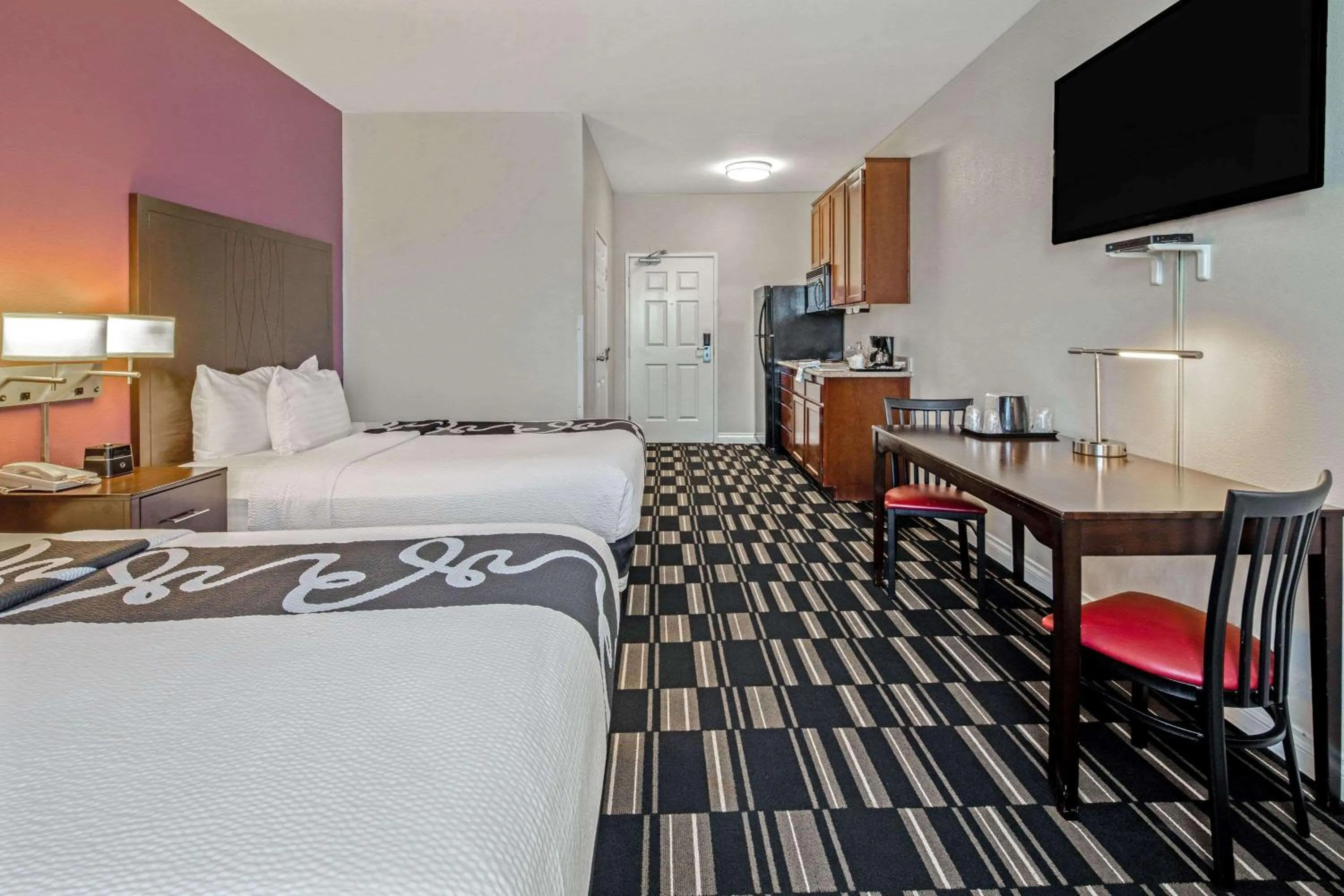 Kitchen or kitchenette, Bed in The Hotel Oceanside