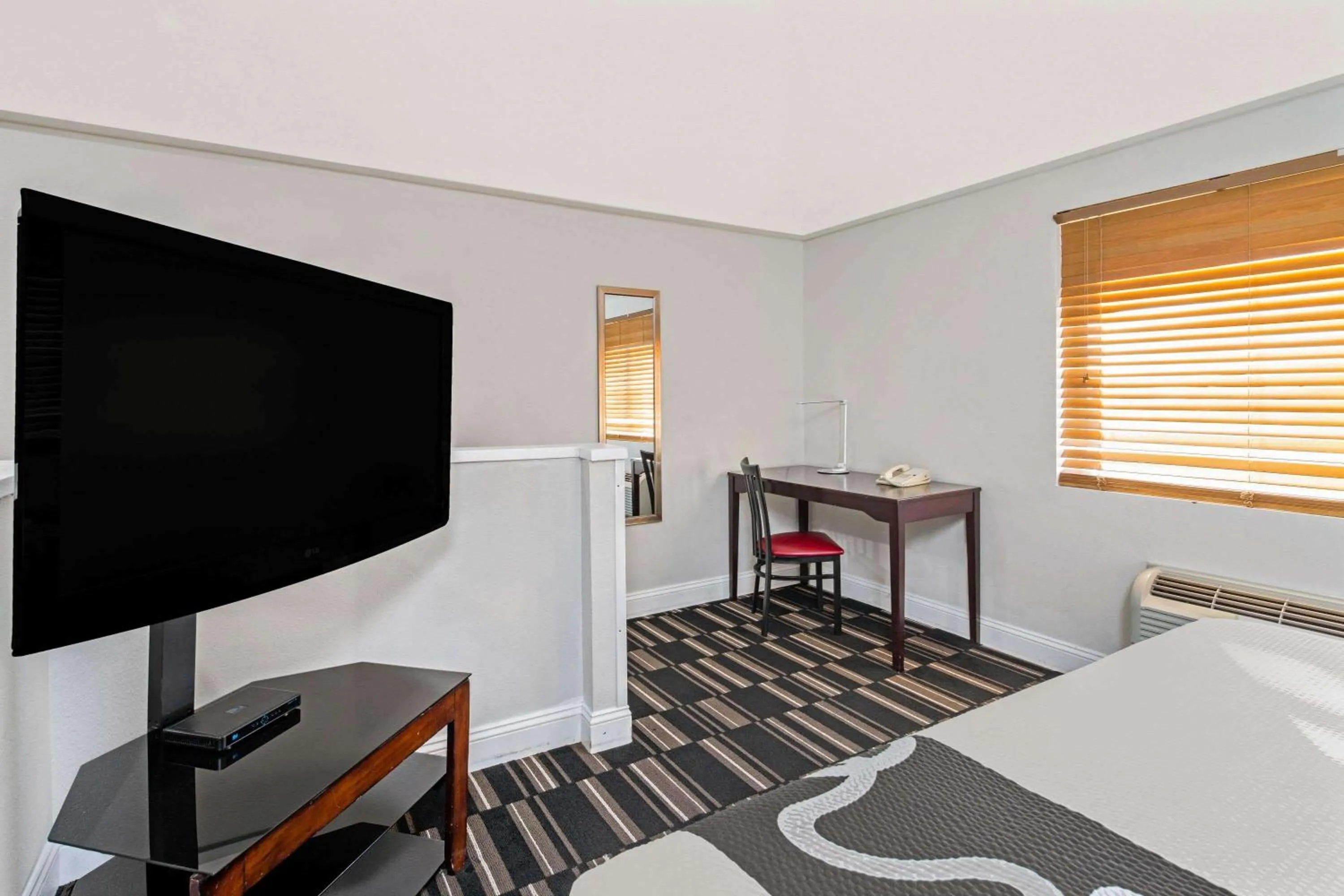 TV and multimedia, Bed in The Hotel Oceanside