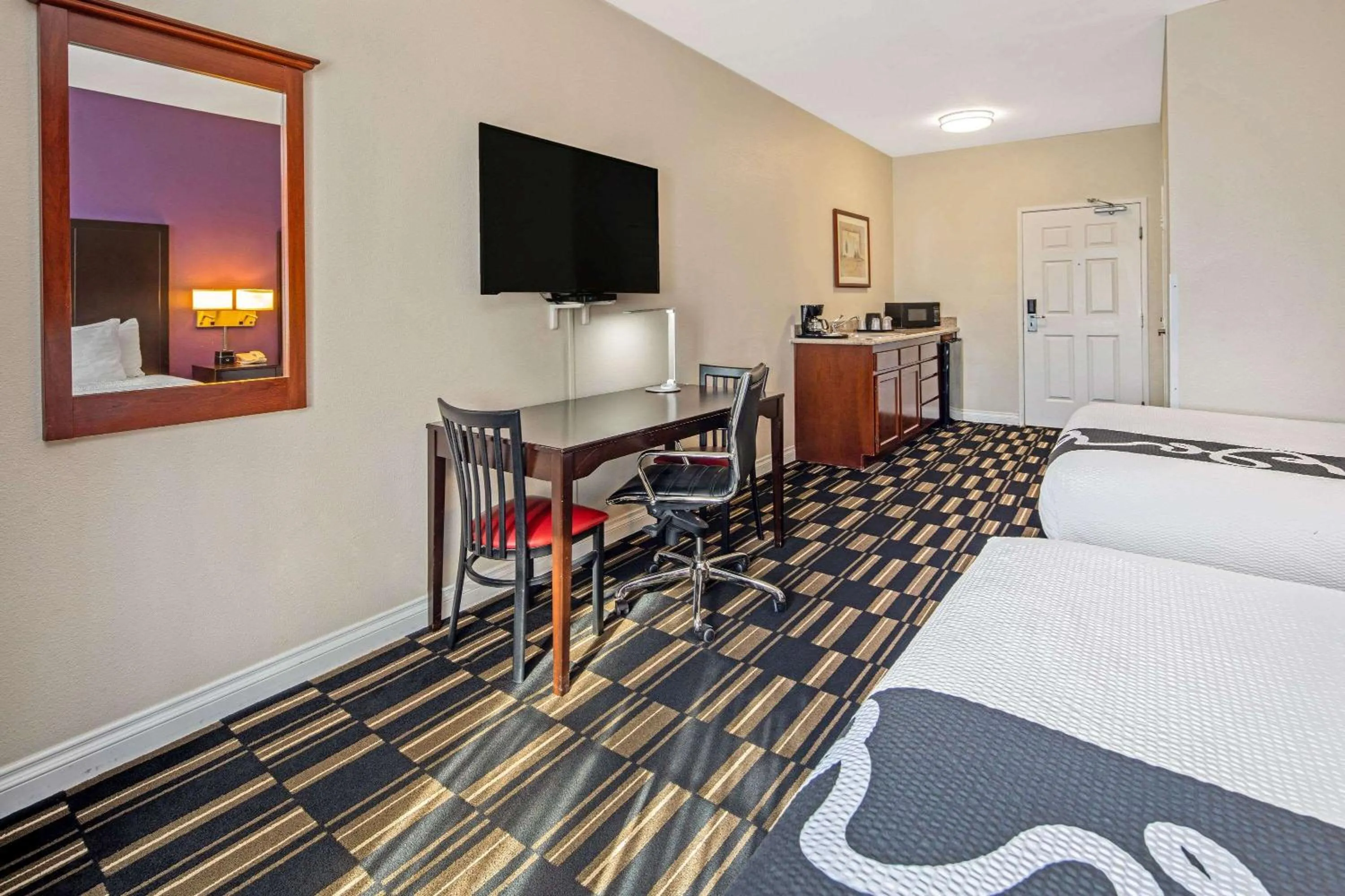 TV and multimedia, Bed in The Hotel Oceanside