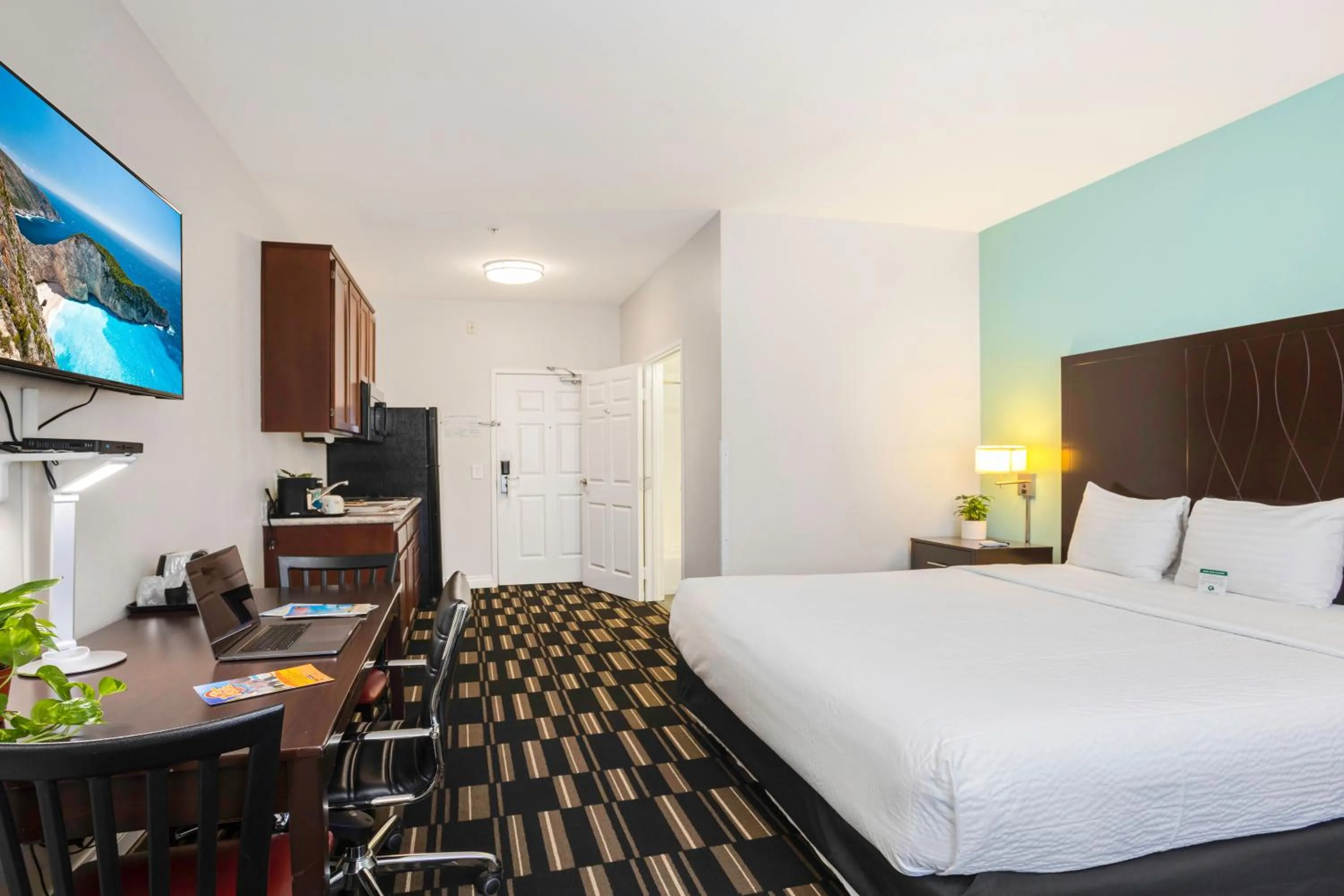 Shower, Bed in The Hotel Oceanside