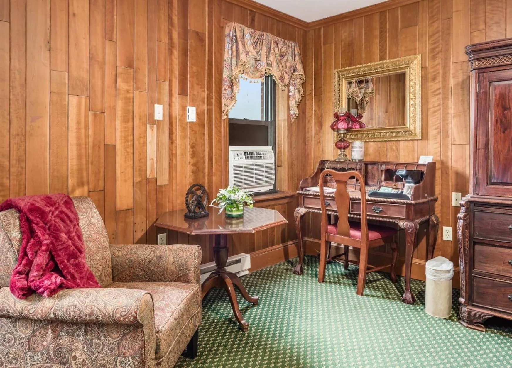 Seating area in Lafayette Hotel Marietta