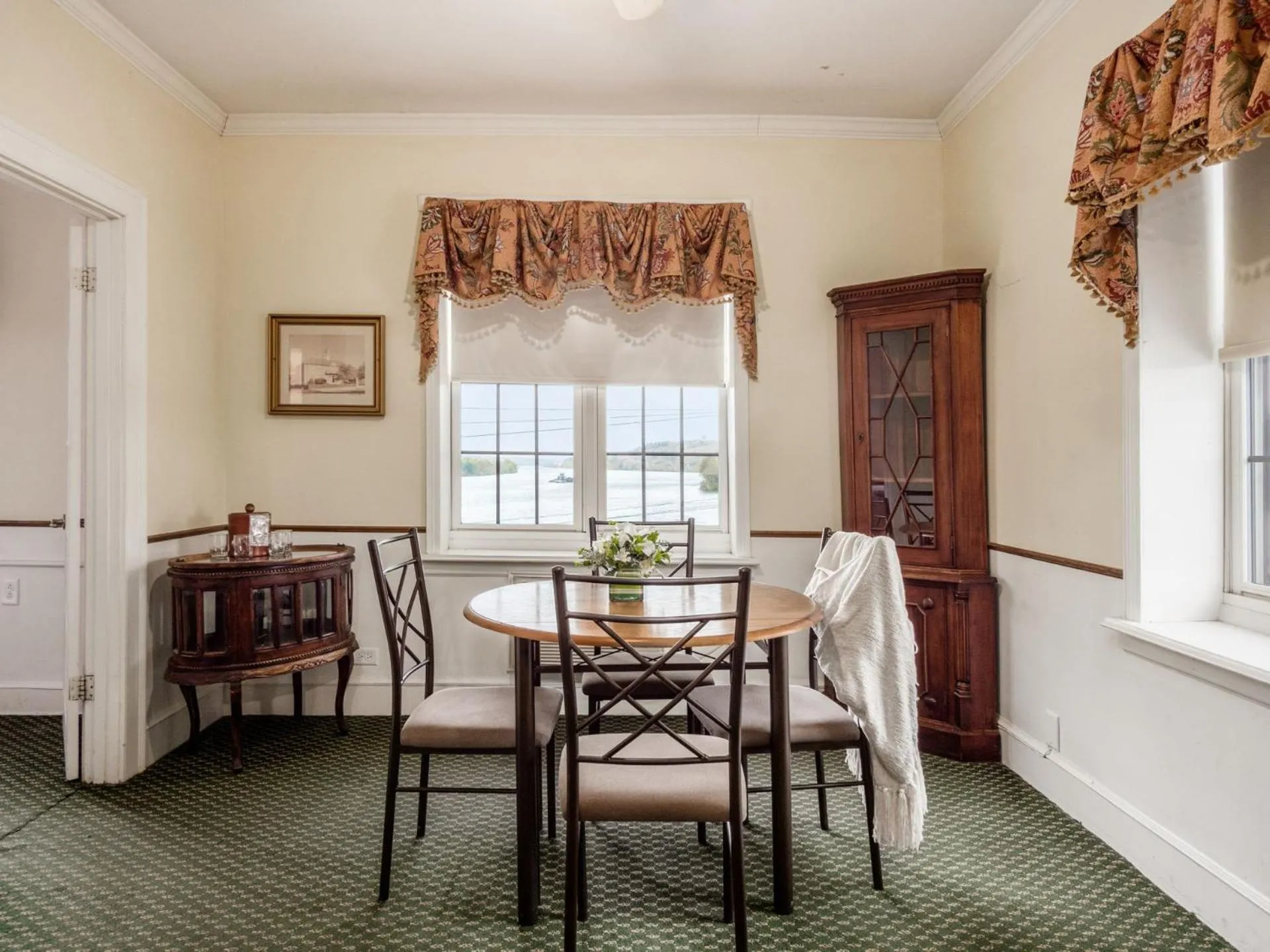 Dining area in Lafayette Hotel Marietta