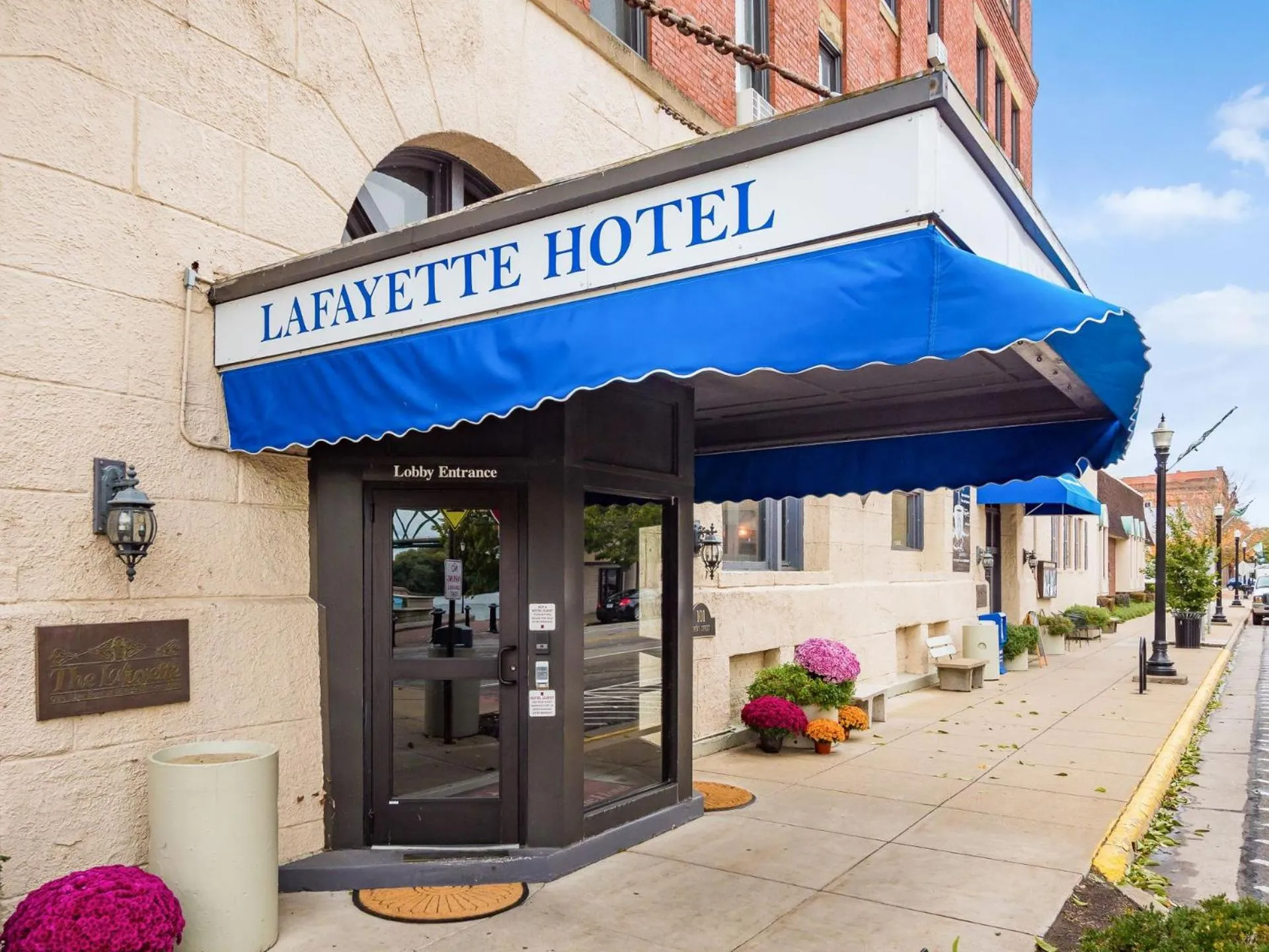 Facade/entrance in Lafayette Hotel Marietta