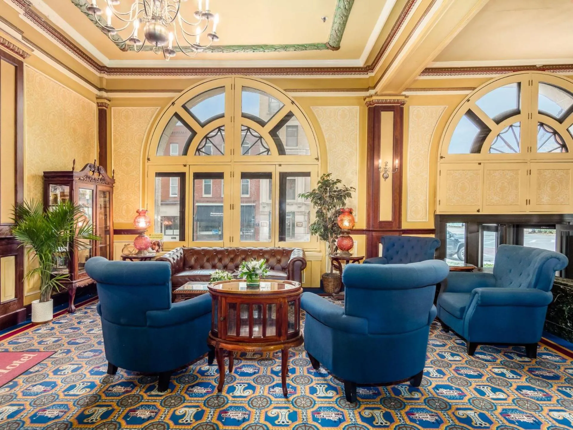 Seating area in Lafayette Hotel Marietta