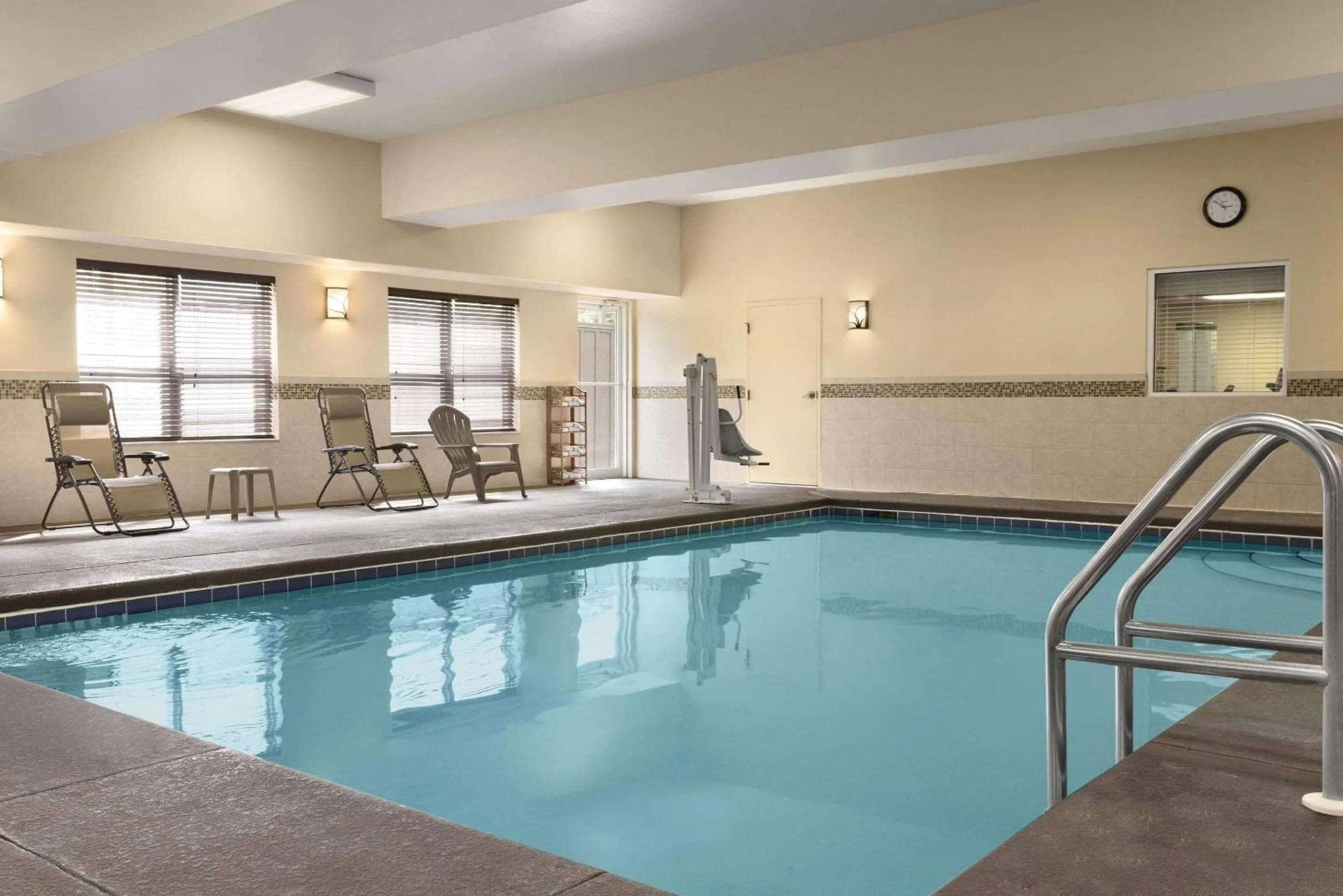 Swimming pool in Comfort Inn & Suites