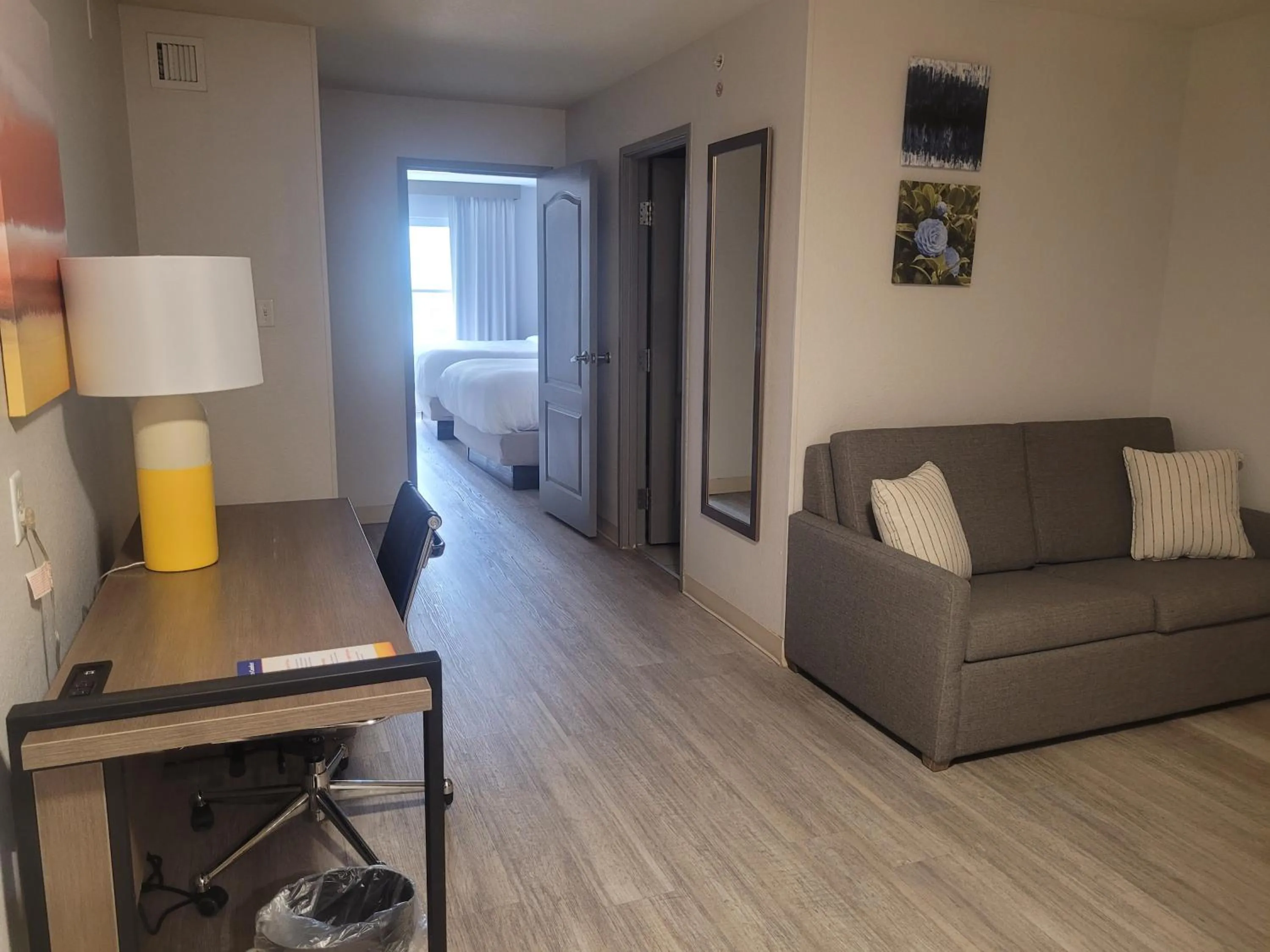 Living room, Bed in Comfort Inn & Suites