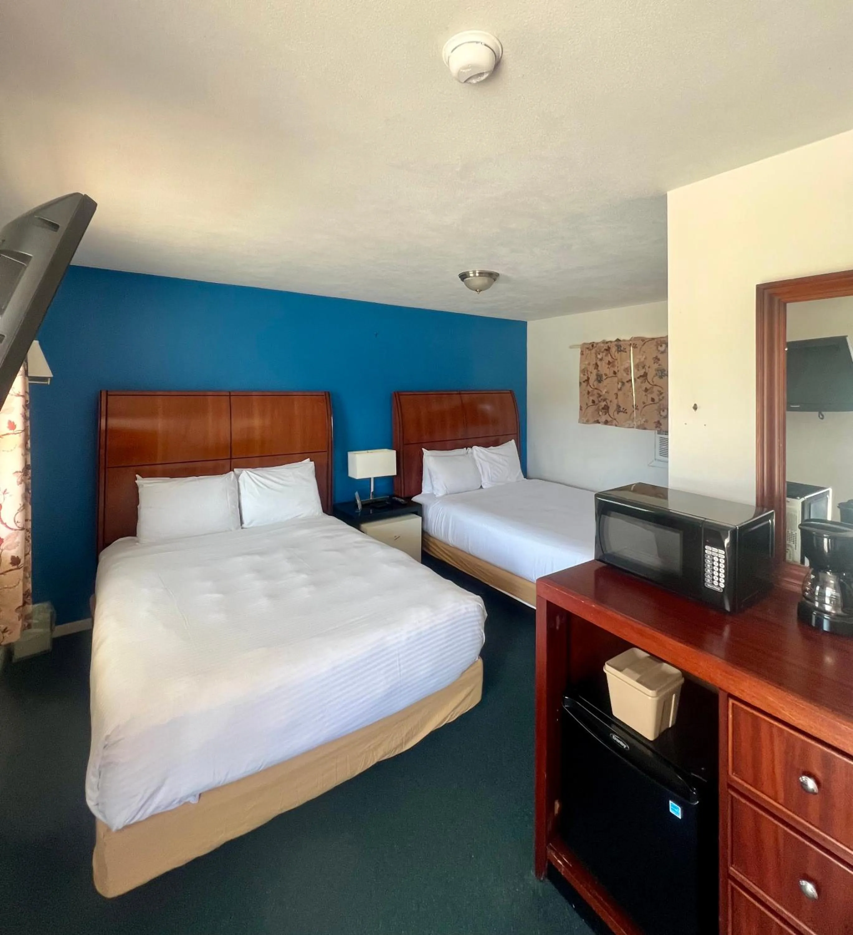 Bed in Saco River Motor Lodge & Suites