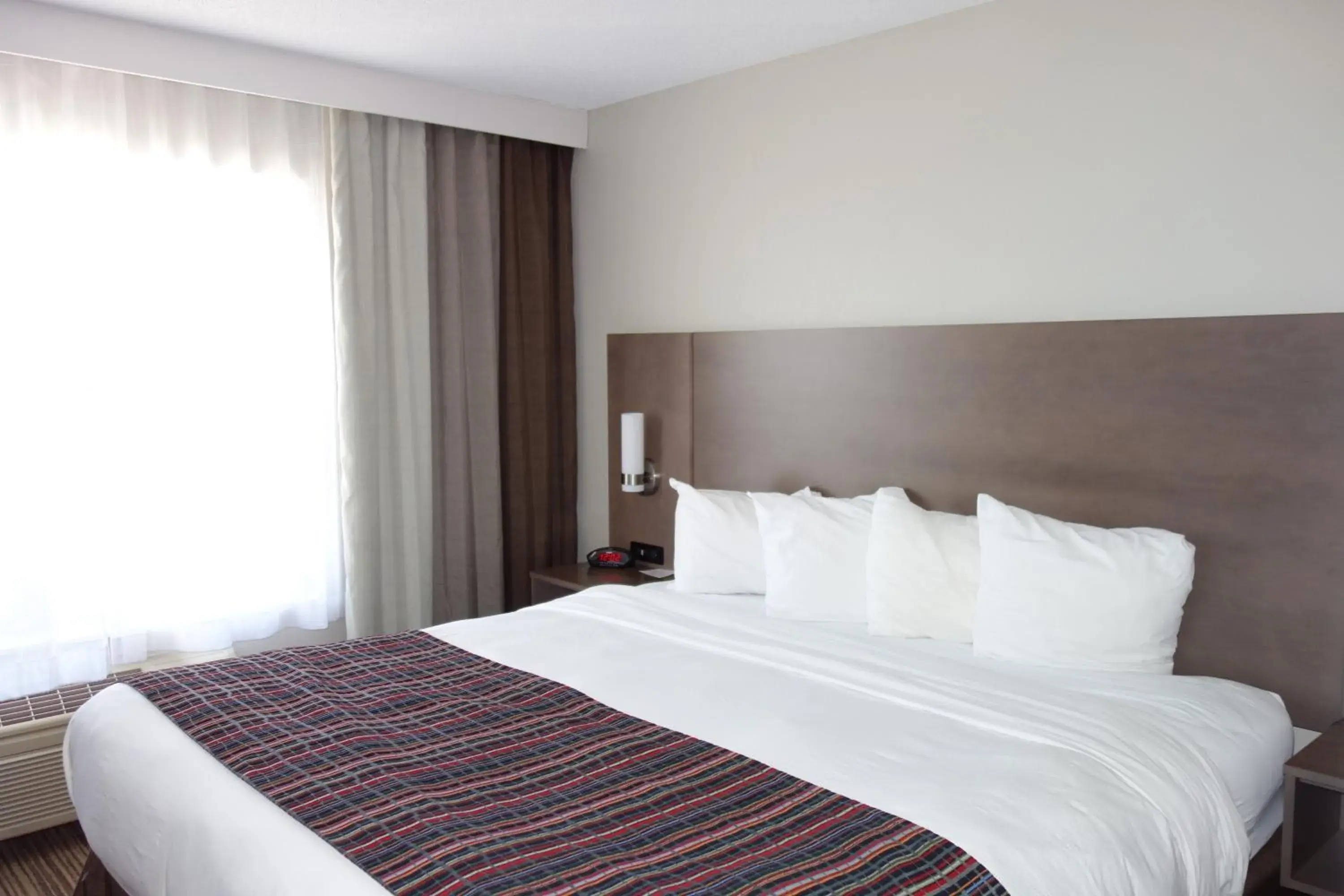 Bed in Country Inn & Suites by Radisson, Mason City, IA Bed in Country Inn & Suites by Radisson, Mason City, IA