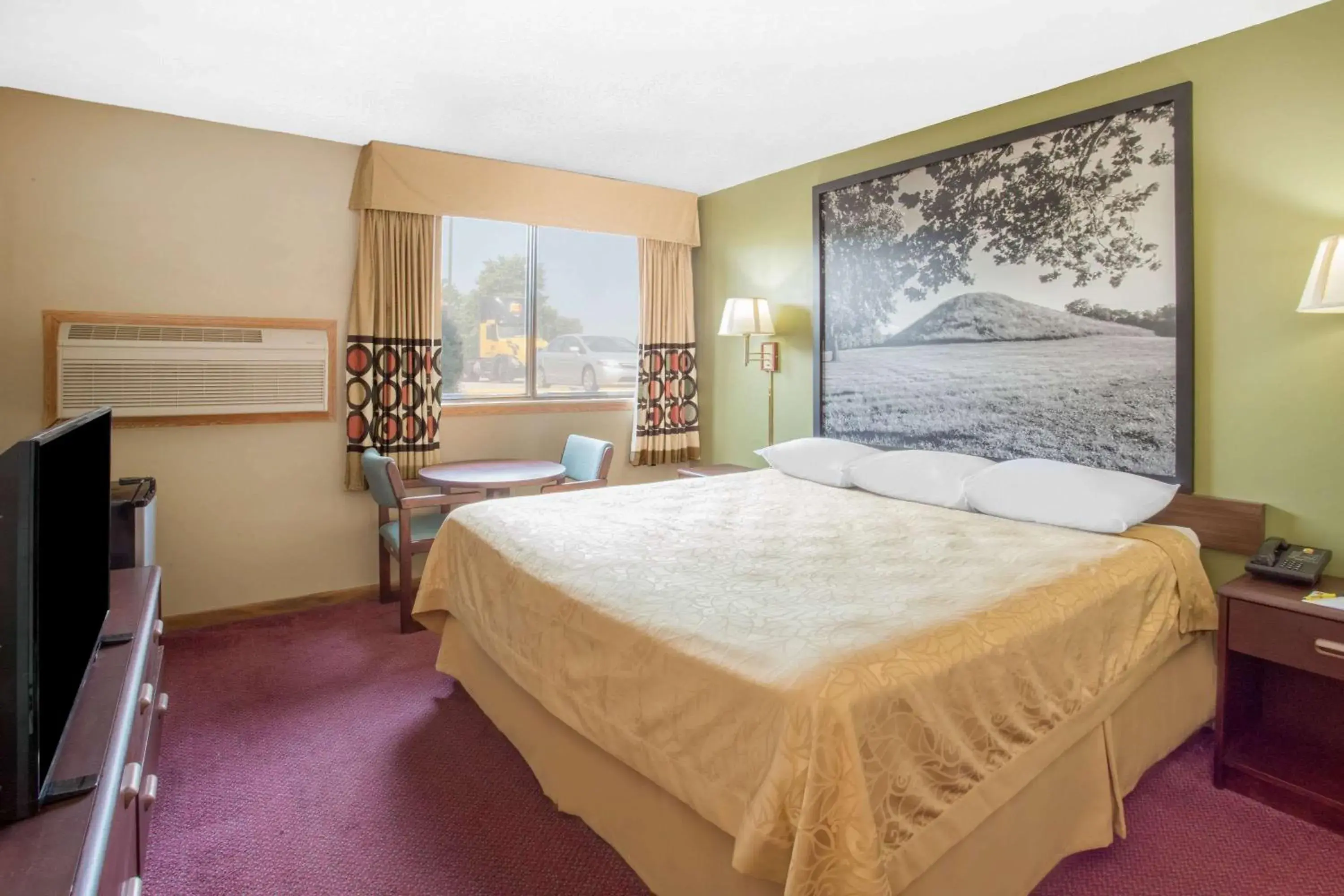 Photo of the whole room, Bed in Super 8 by Wyndham Normal Bloomington
