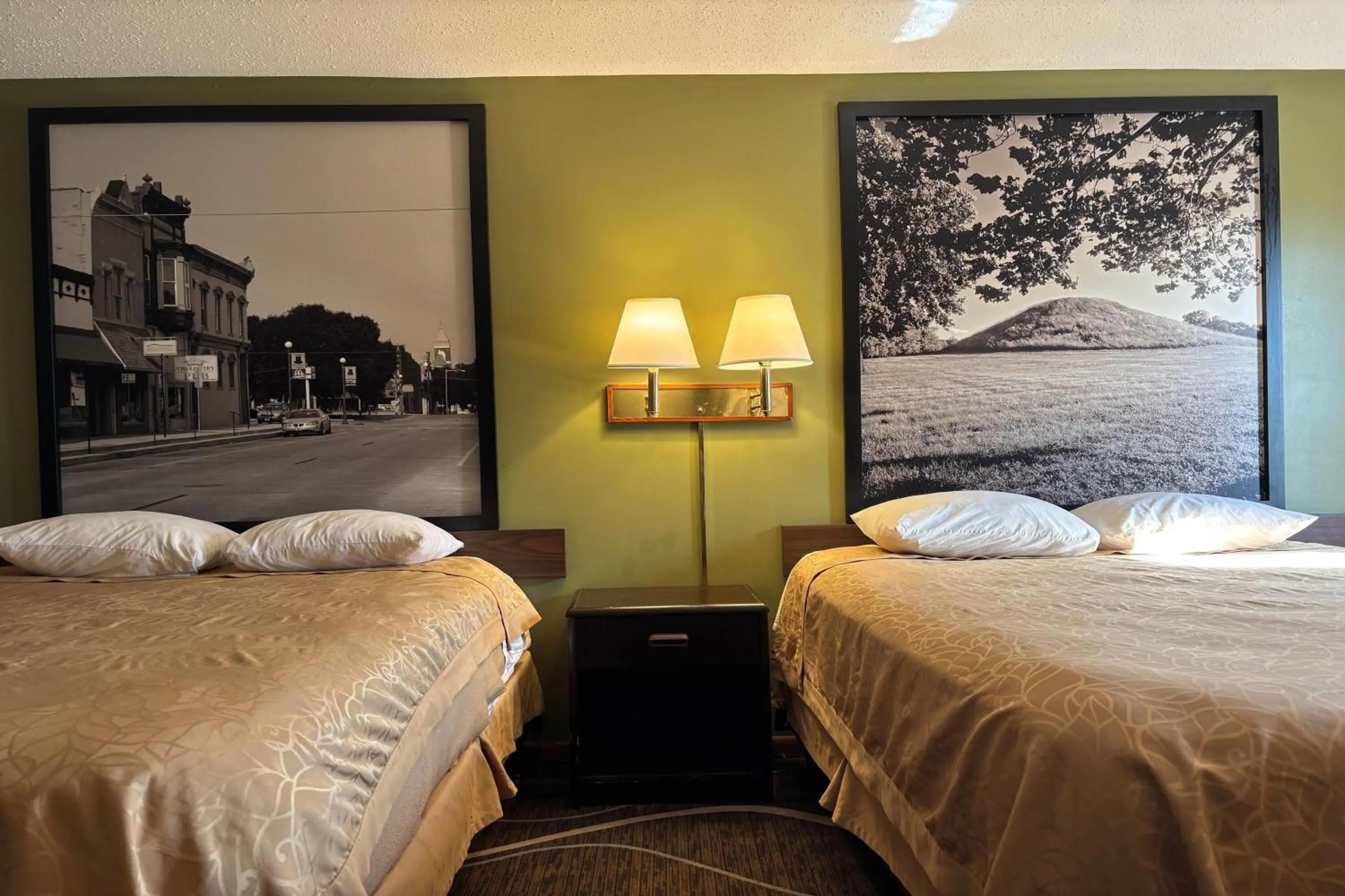 Photo of the whole room, Bed in Super 8 by Wyndham Normal Bloomington