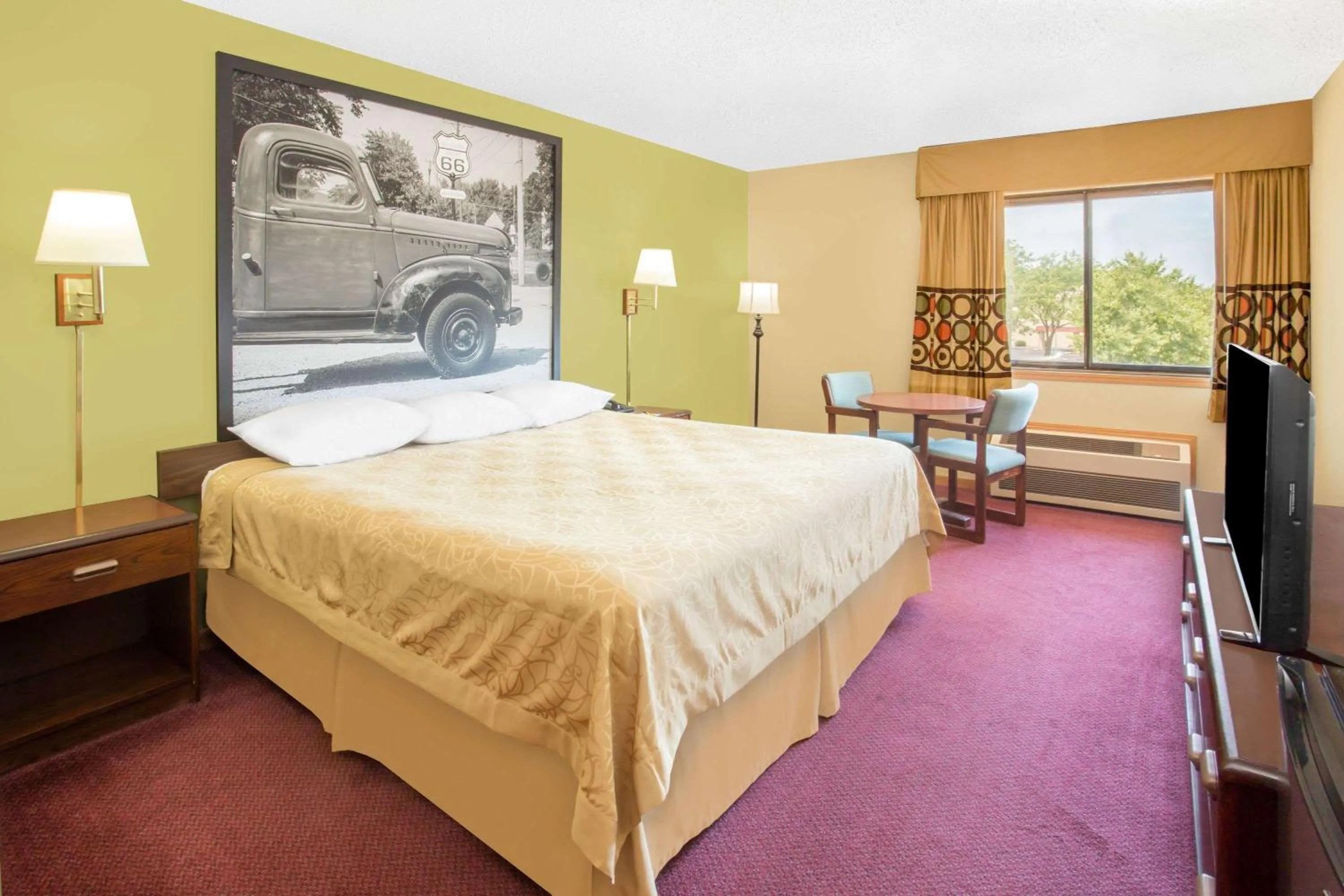 Photo of the whole room, Bed in Super 8 by Wyndham Normal Bloomington