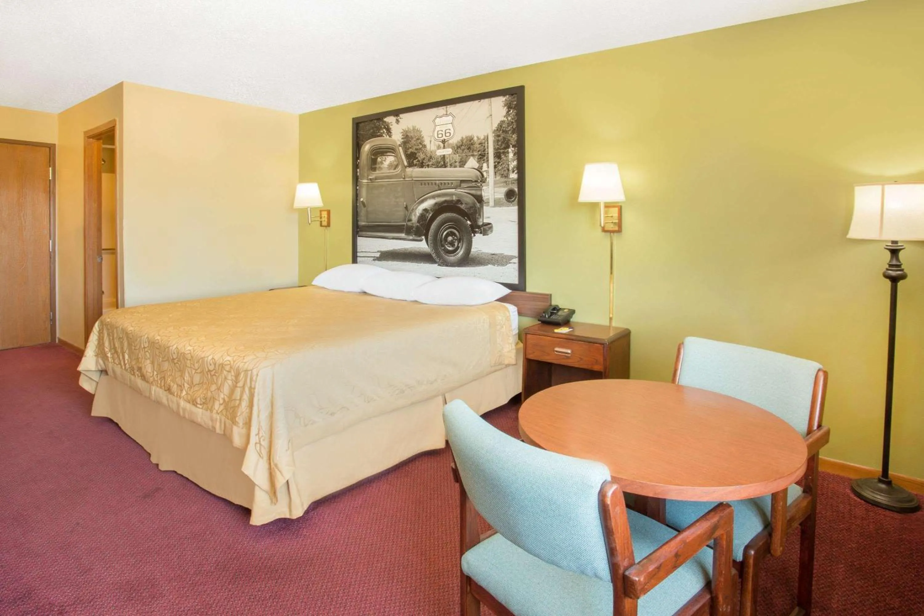 Photo of the whole room, Bed in Super 8 by Wyndham Normal Bloomington