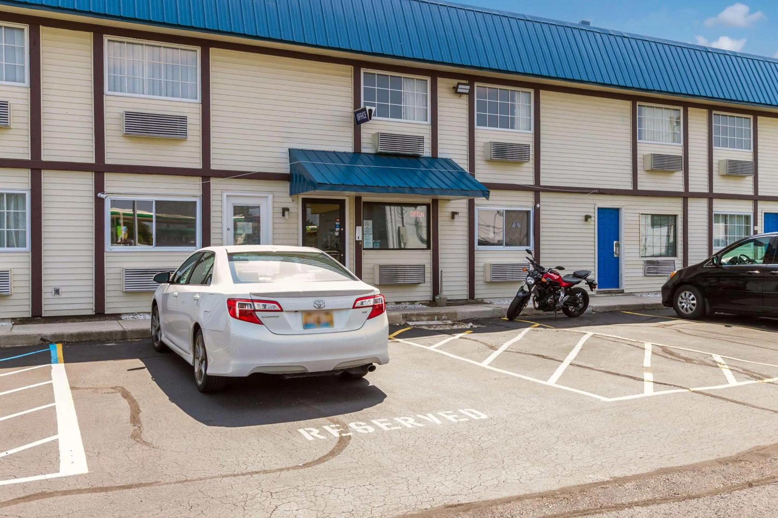 Property building in Motel 6-Rossford, OH