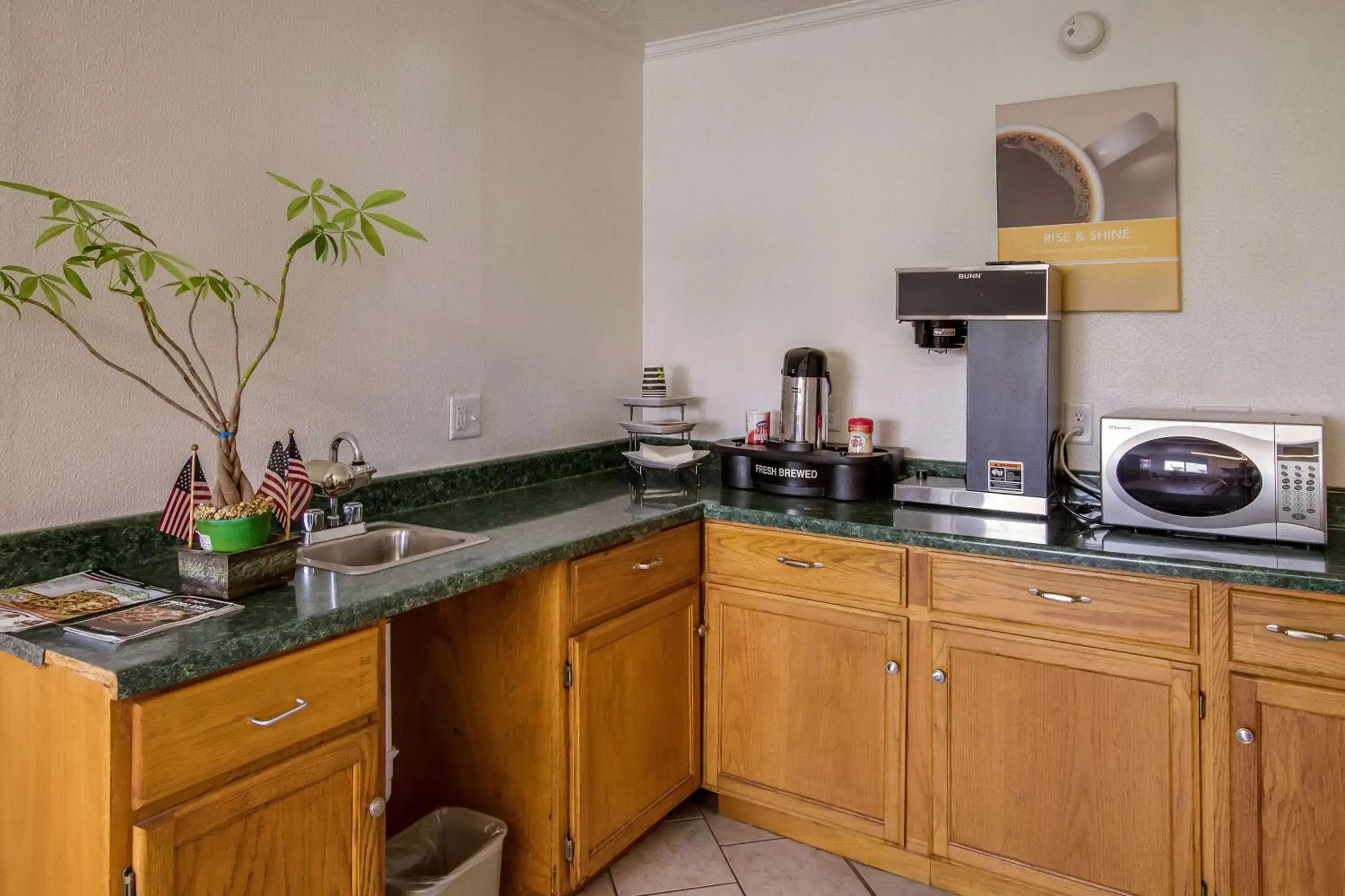 Restaurant/places to eat in Motel 6-Rossford, OH Restaurant/places to eat in Motel 6-Rossford, OH