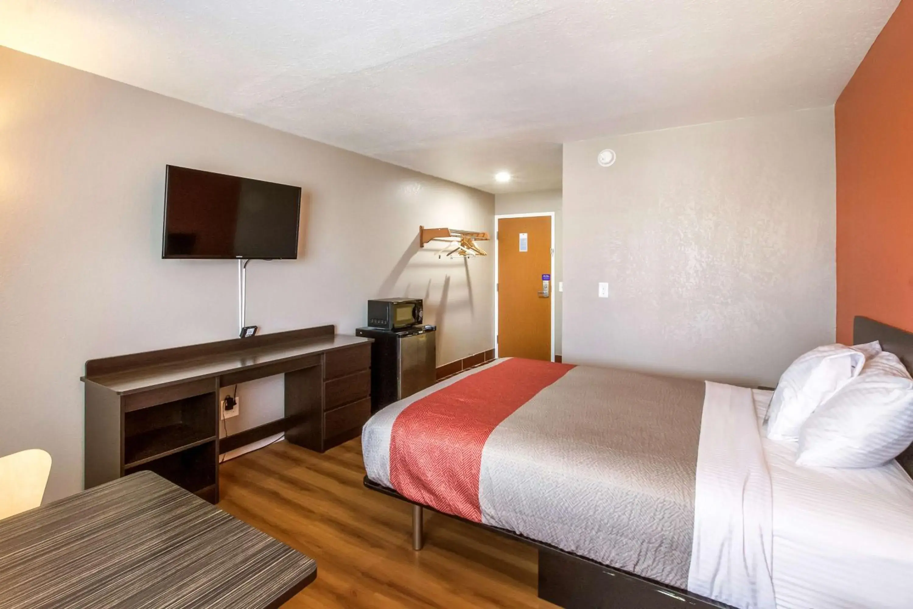 TV and multimedia, Bed in Motel 6-Rossford, OH TV and multimedia, Bed in Motel 6-Rossford, OH