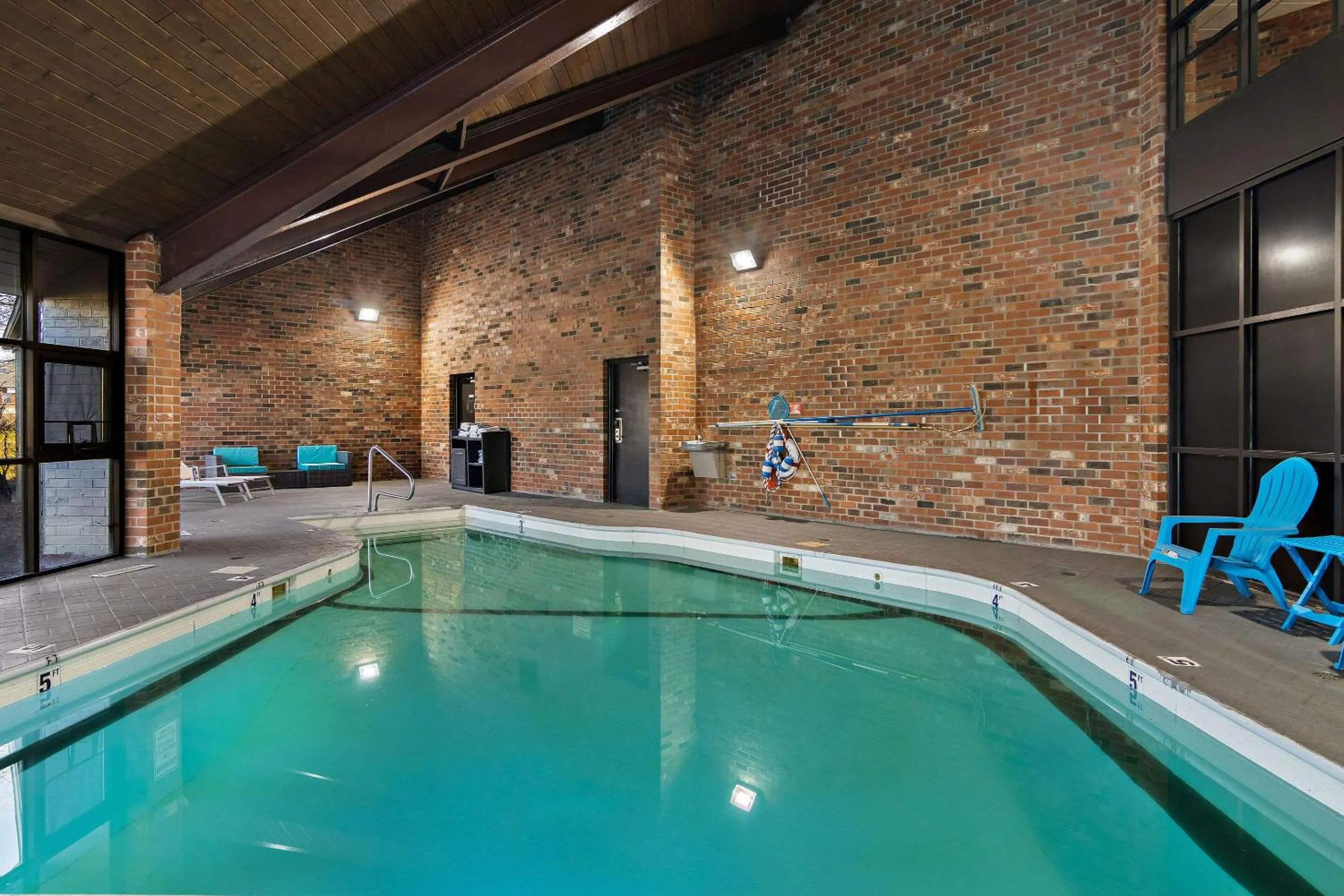 Swimming pool in Clarion Pointe Bloomington-Normal near I-55 and University