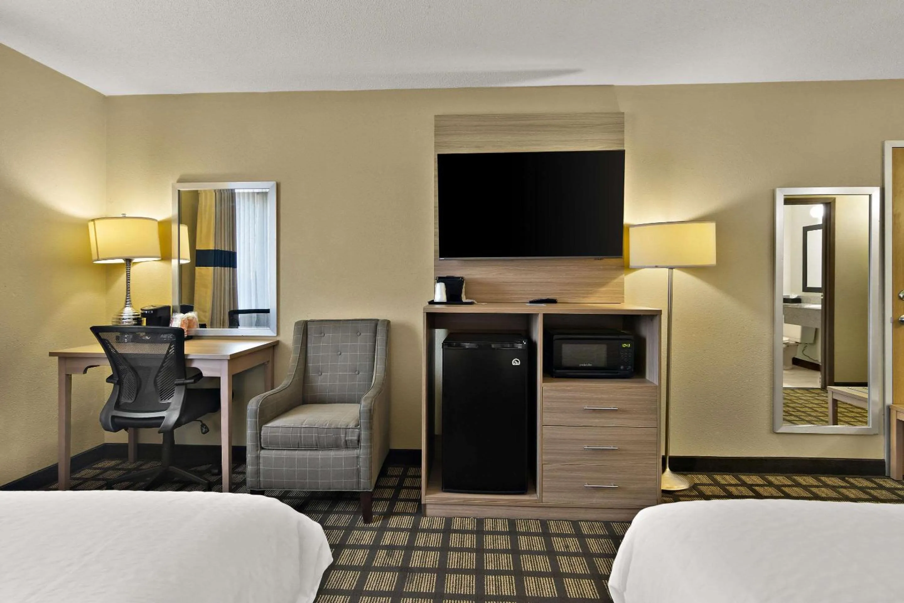 Bedroom, Bed in Clarion Pointe Bloomington-Normal near I-55 and University