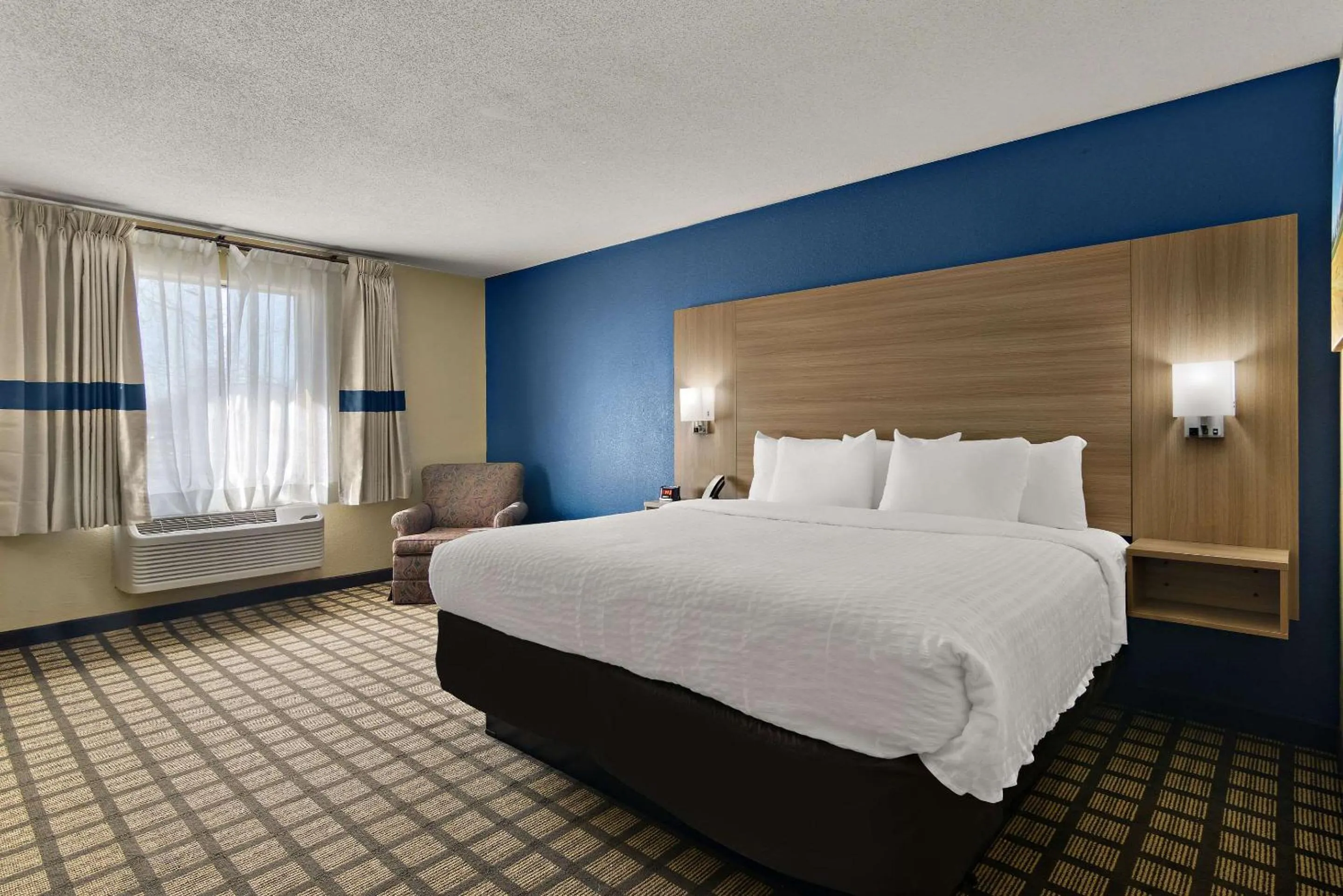 Bedroom, Bed in Clarion Pointe Bloomington-Normal near I-55 and University