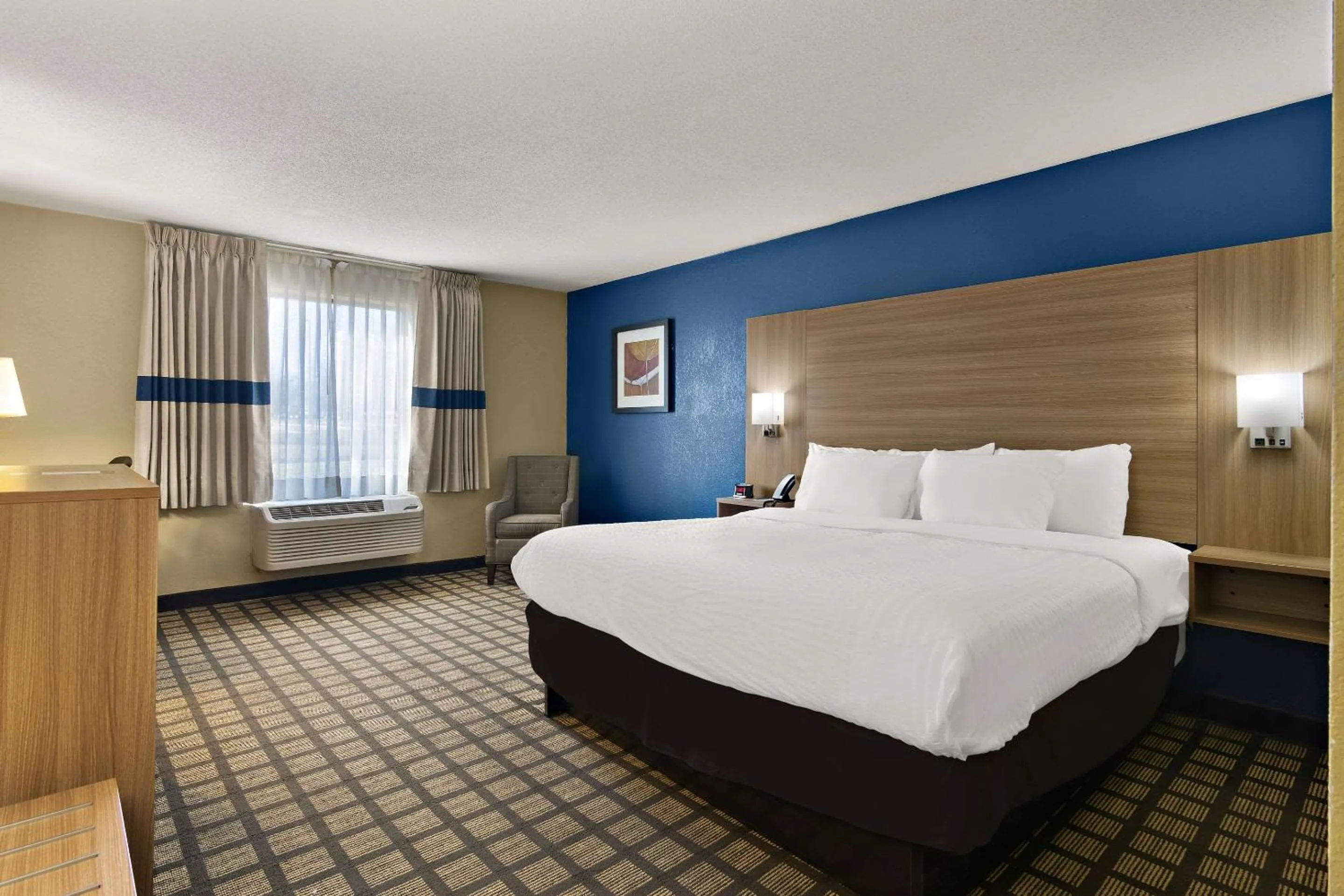 Bedroom, Bed in Clarion Pointe Bloomington-Normal near I-55 and University