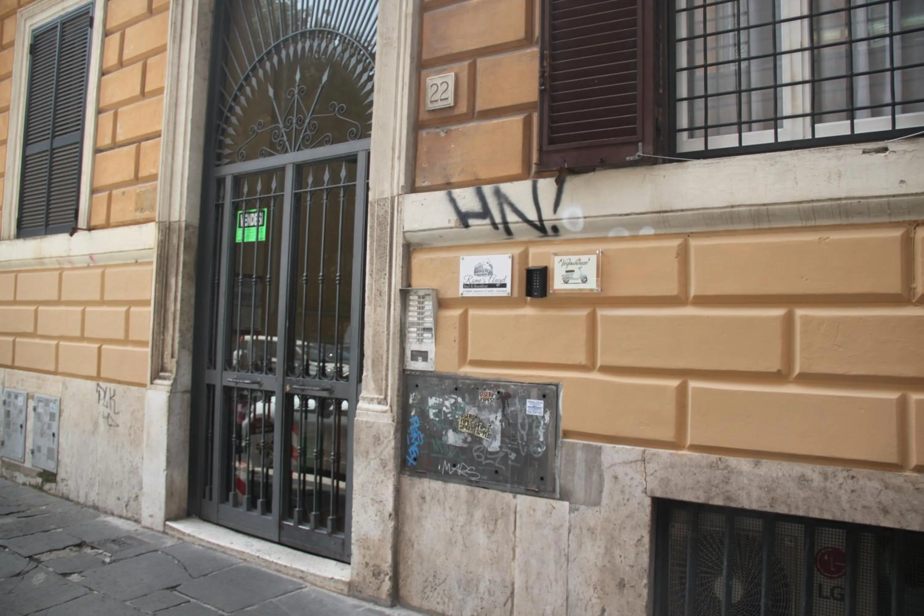 Facade/entrance in Roma Vespahouse