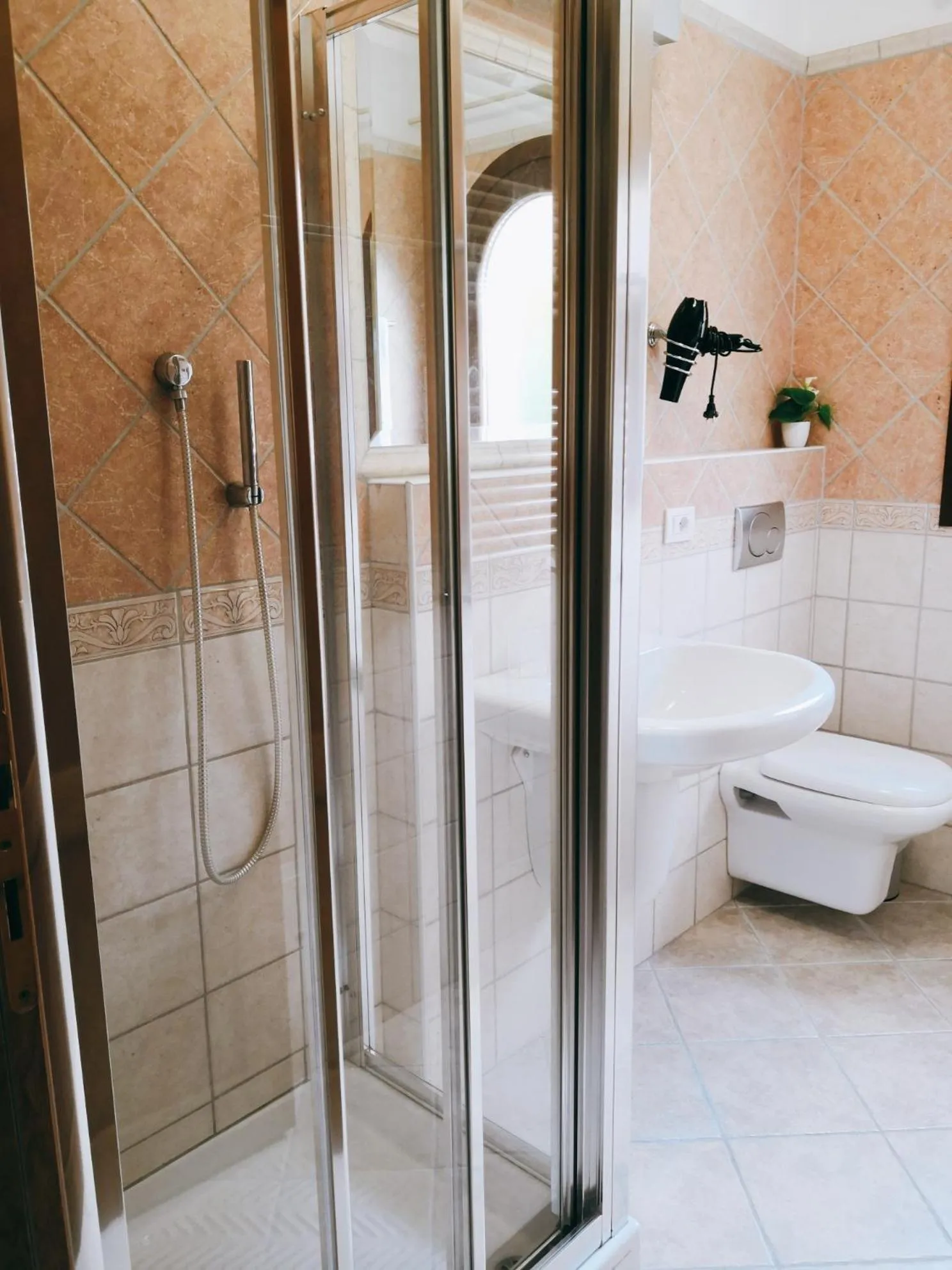 Shower in A Lu Ponti