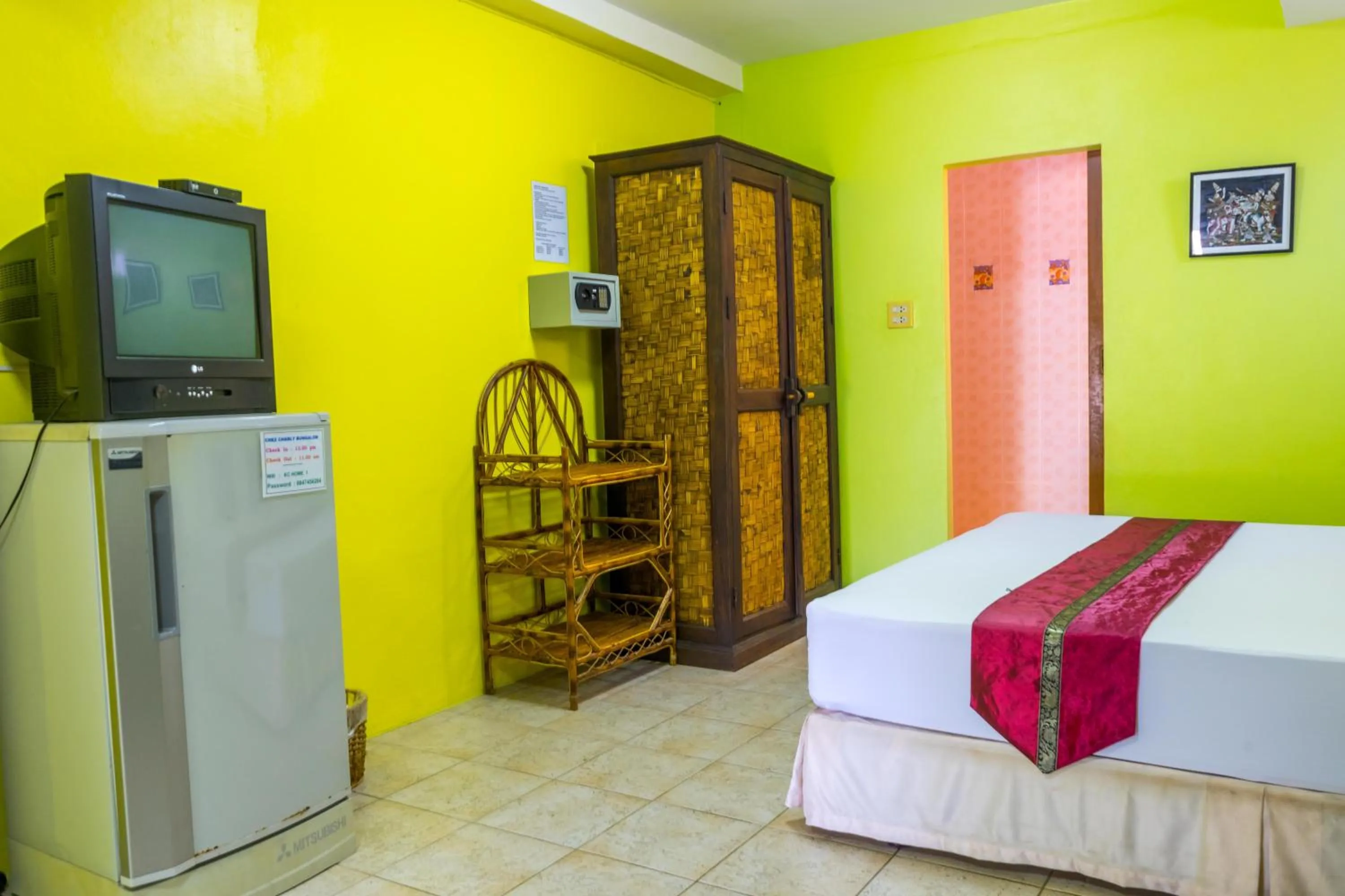 TV and multimedia, Bed in Chez Charly Bungalow