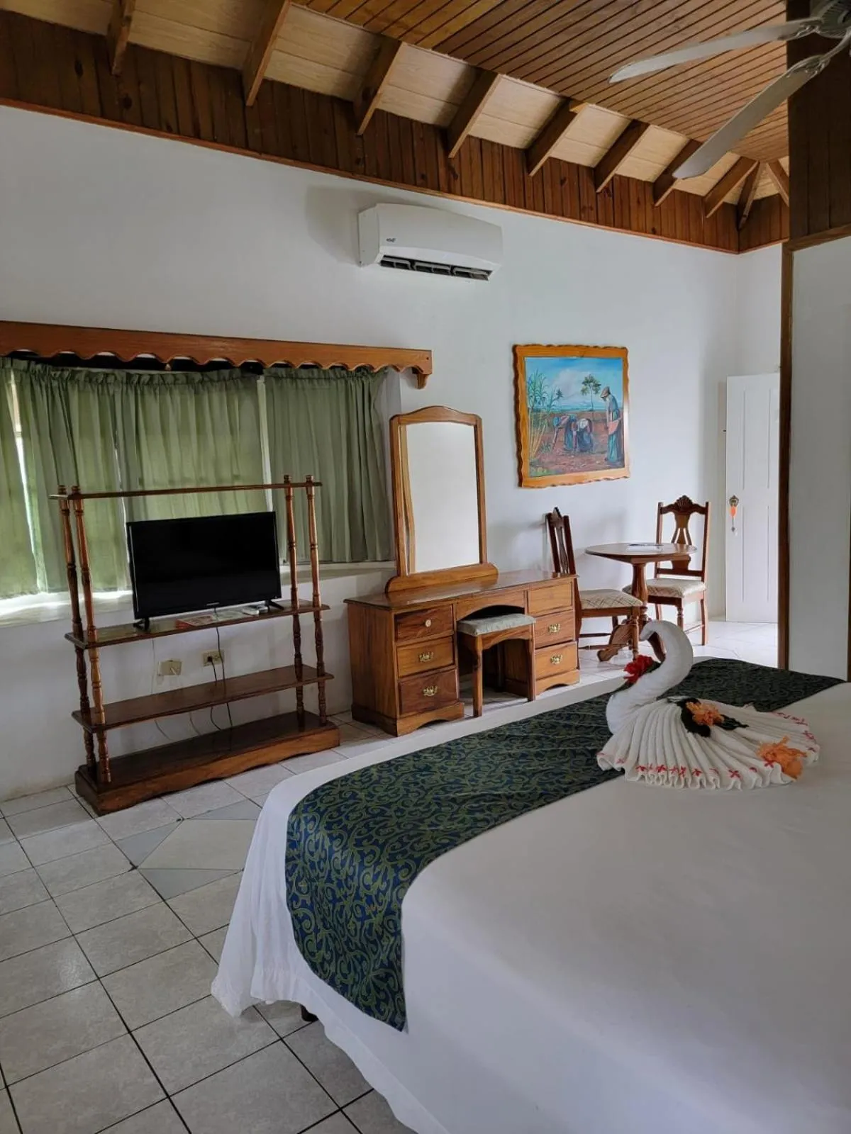 Communal lounge/ TV room, Bed in Merrils Beach Resort II