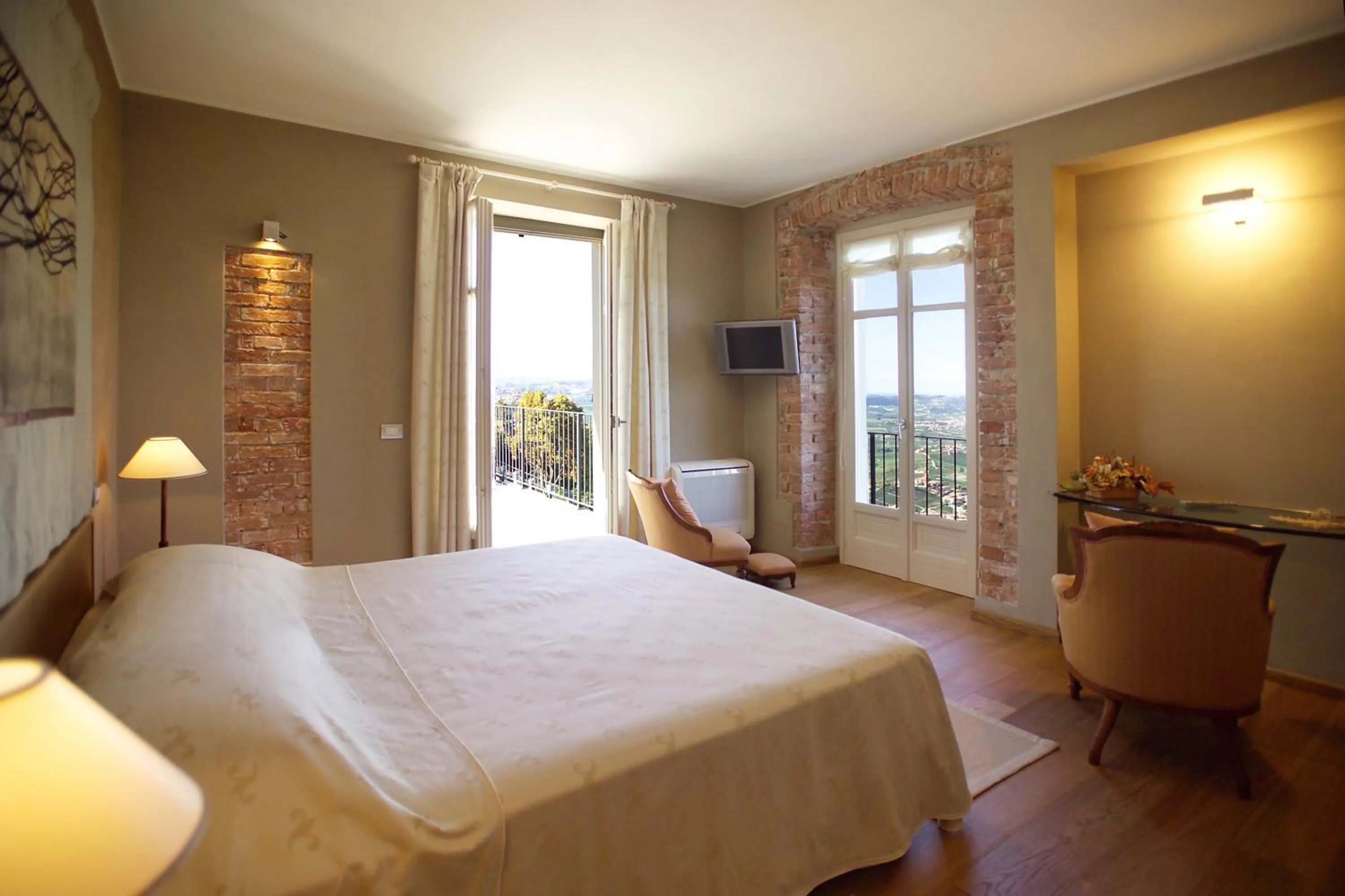 Deluxe Double Room with Panoramic View in Rocche Costamagna Art Suites
