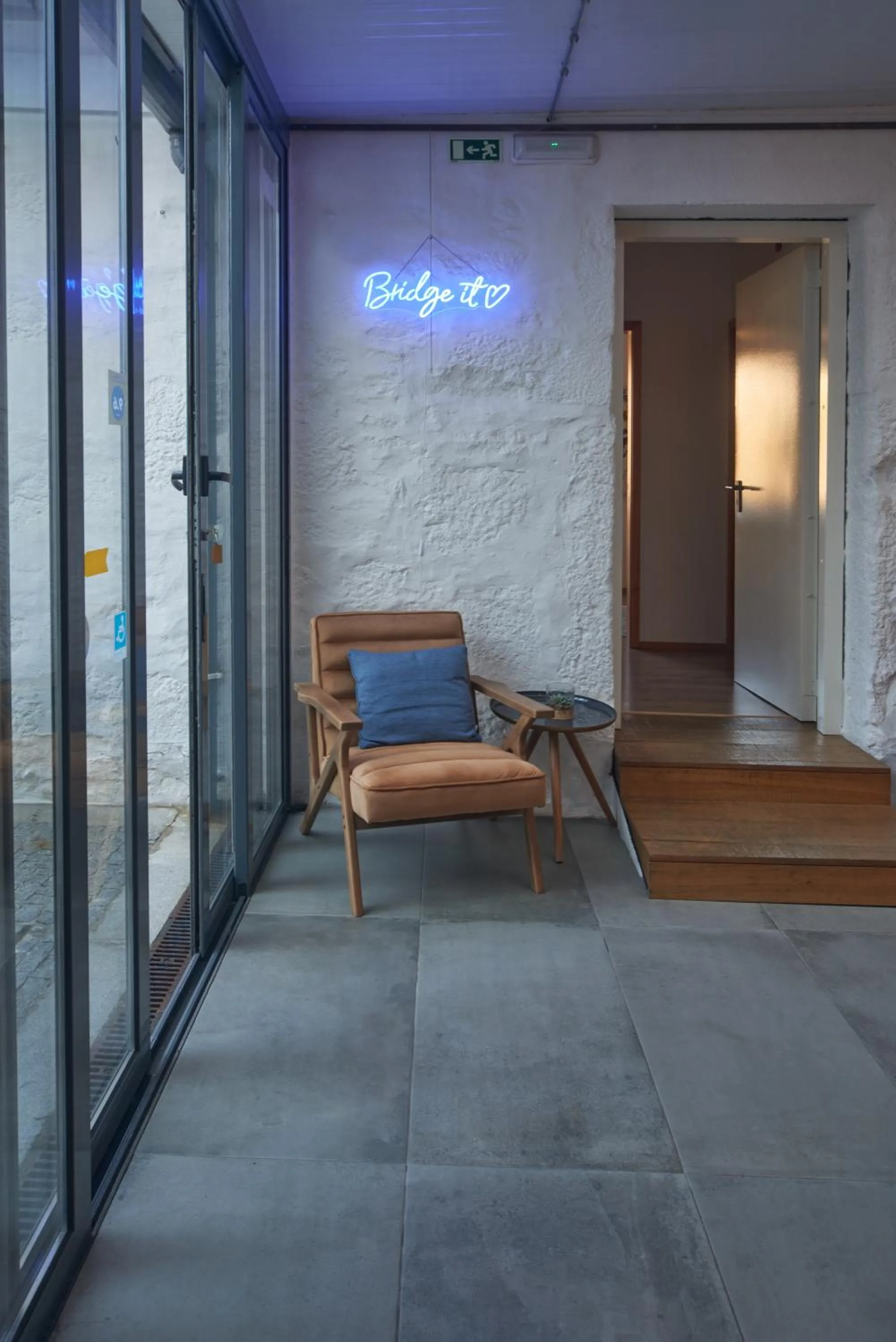 Seating area in Bridge It - Suites & Views