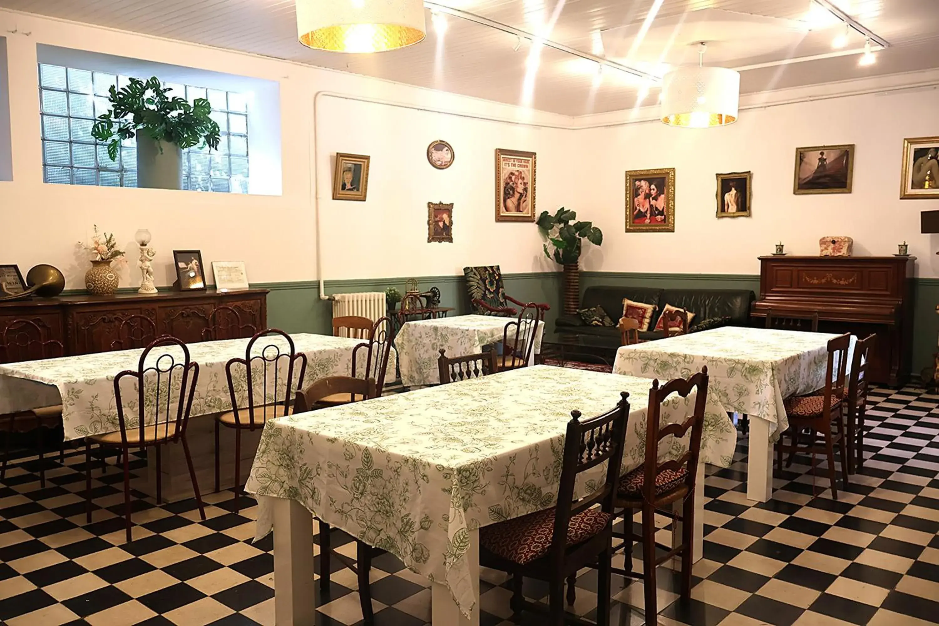 Restaurant/places to eat in La Roseraie Restaurant/places to eat in La Roseraie