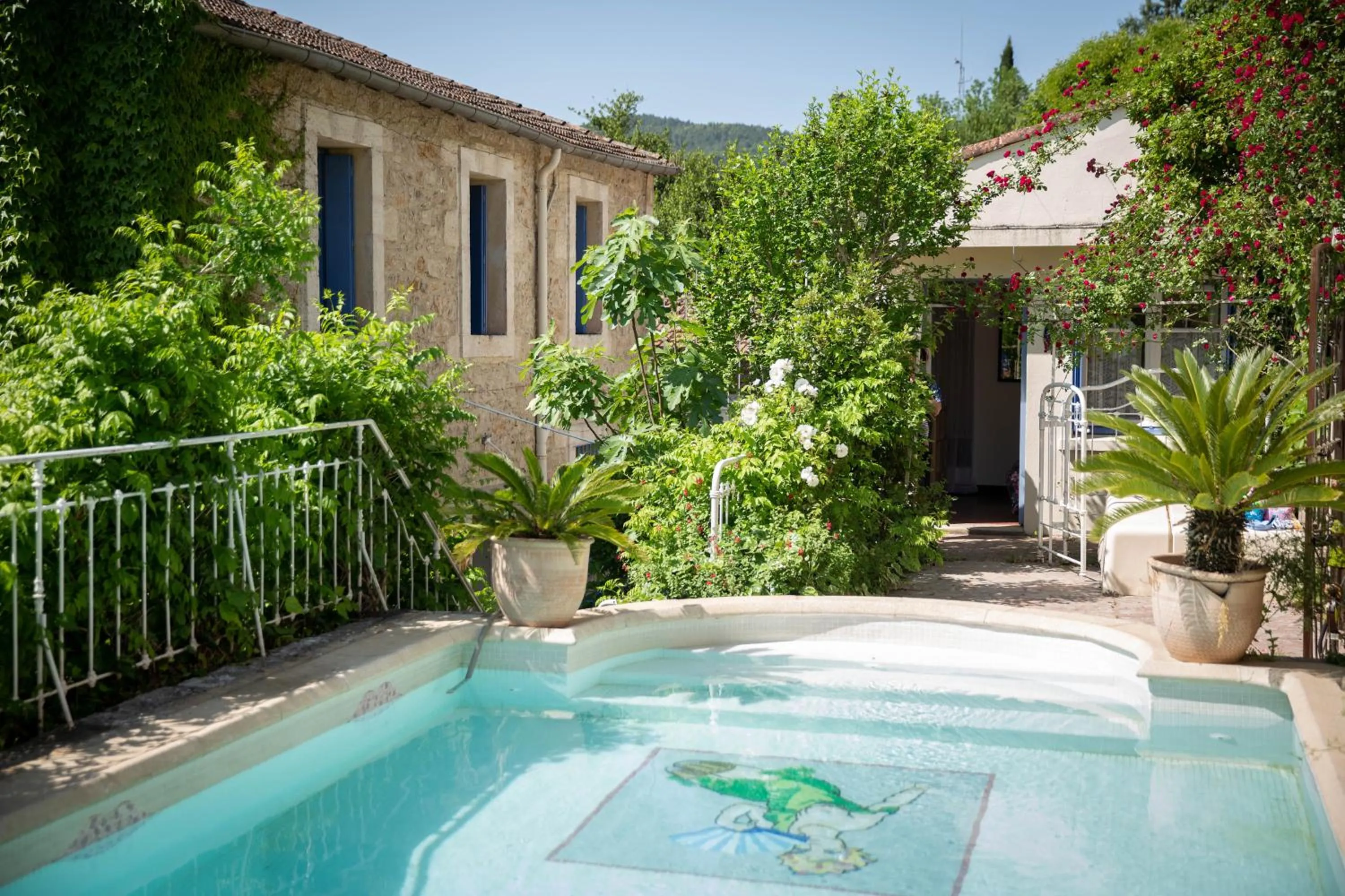 Property building in La Roseraie