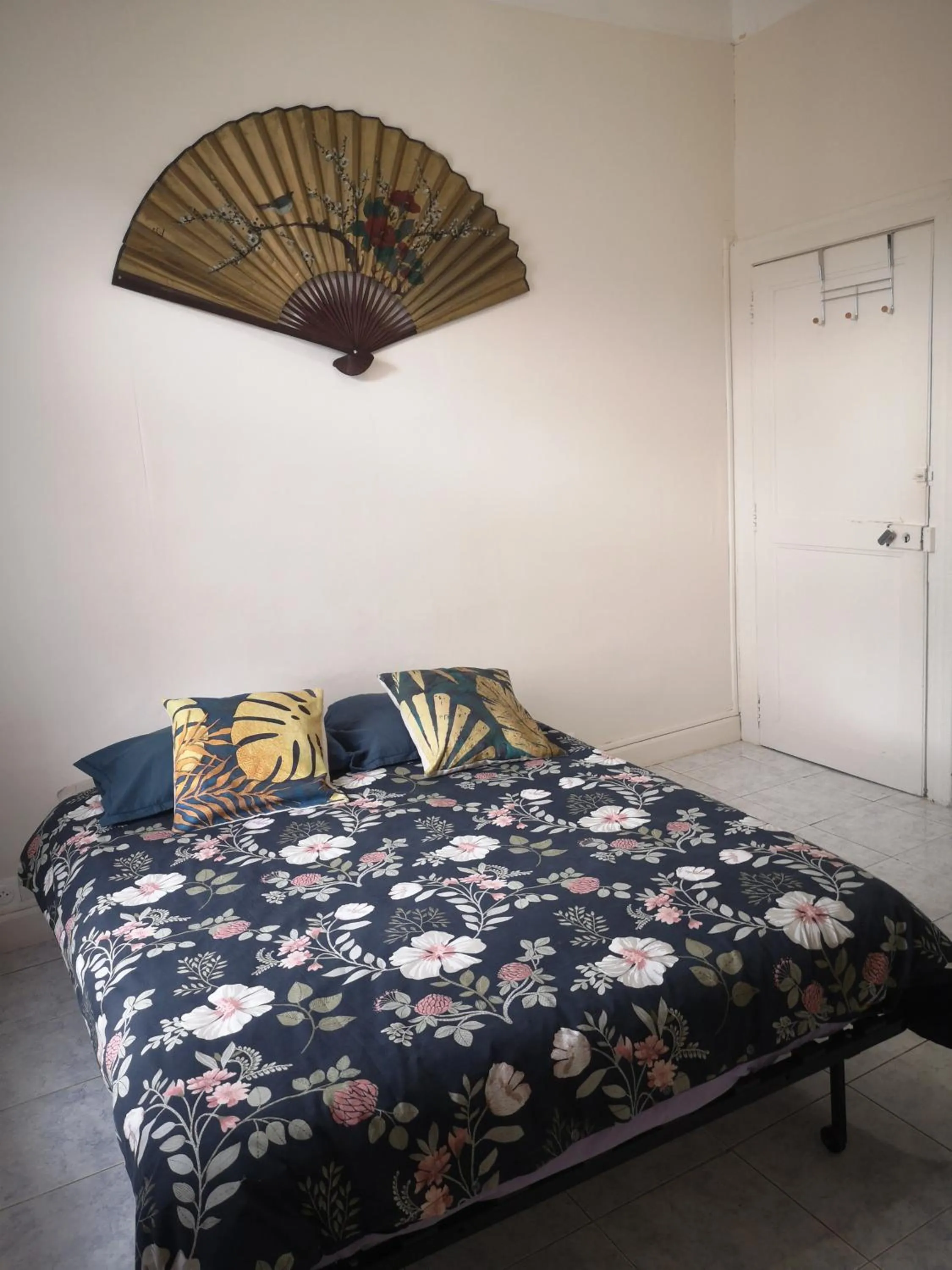 Photo of the whole room, Bed in La Roseraie