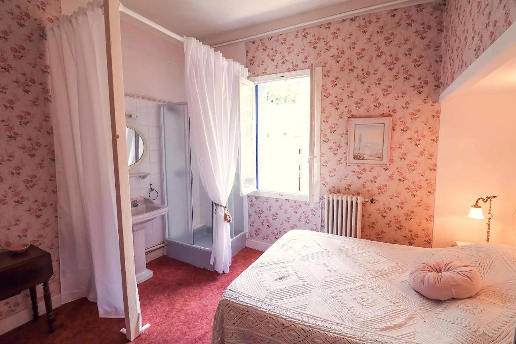 Photo of the whole room, Bed in La Roseraie