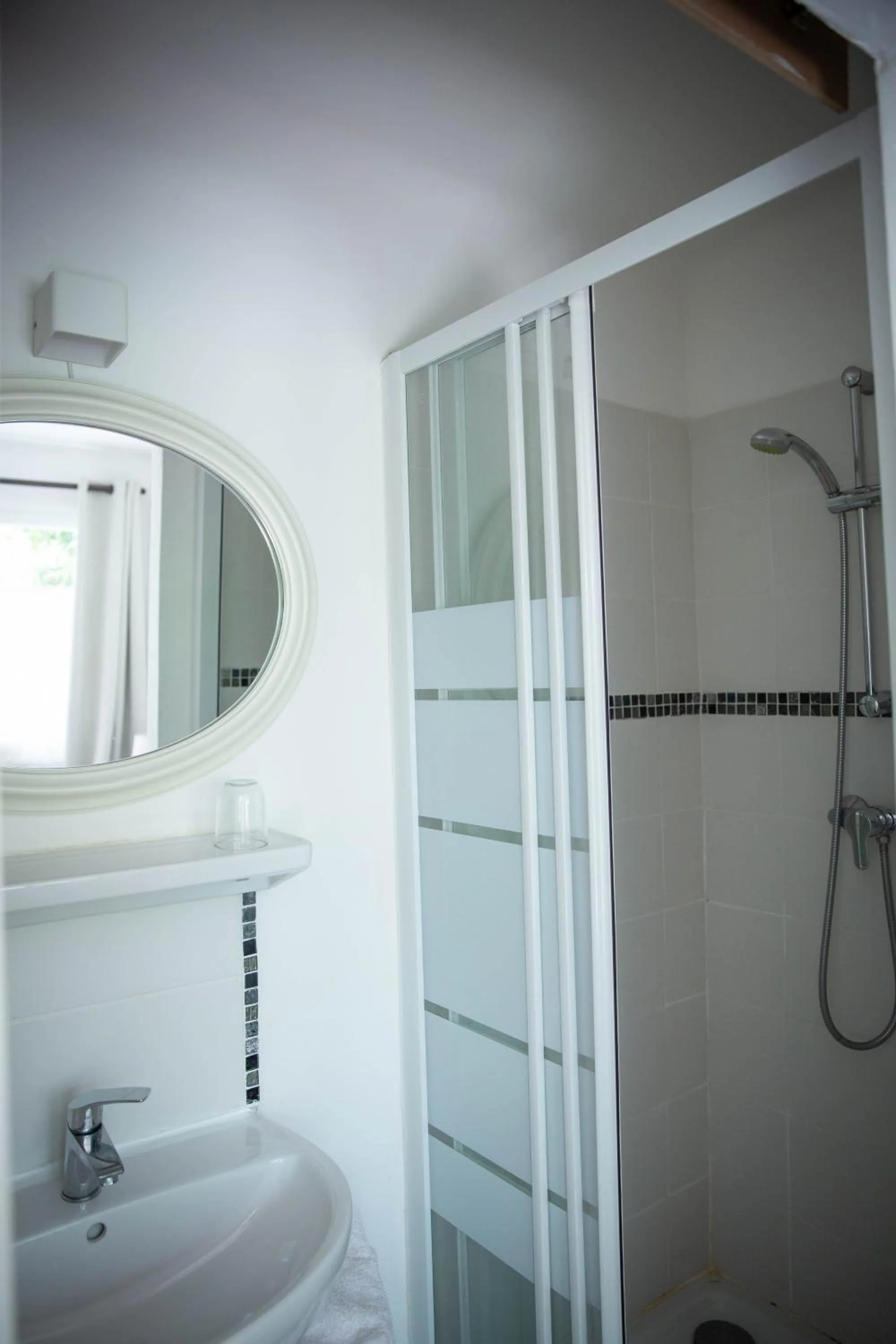 Shower in La Roseraie