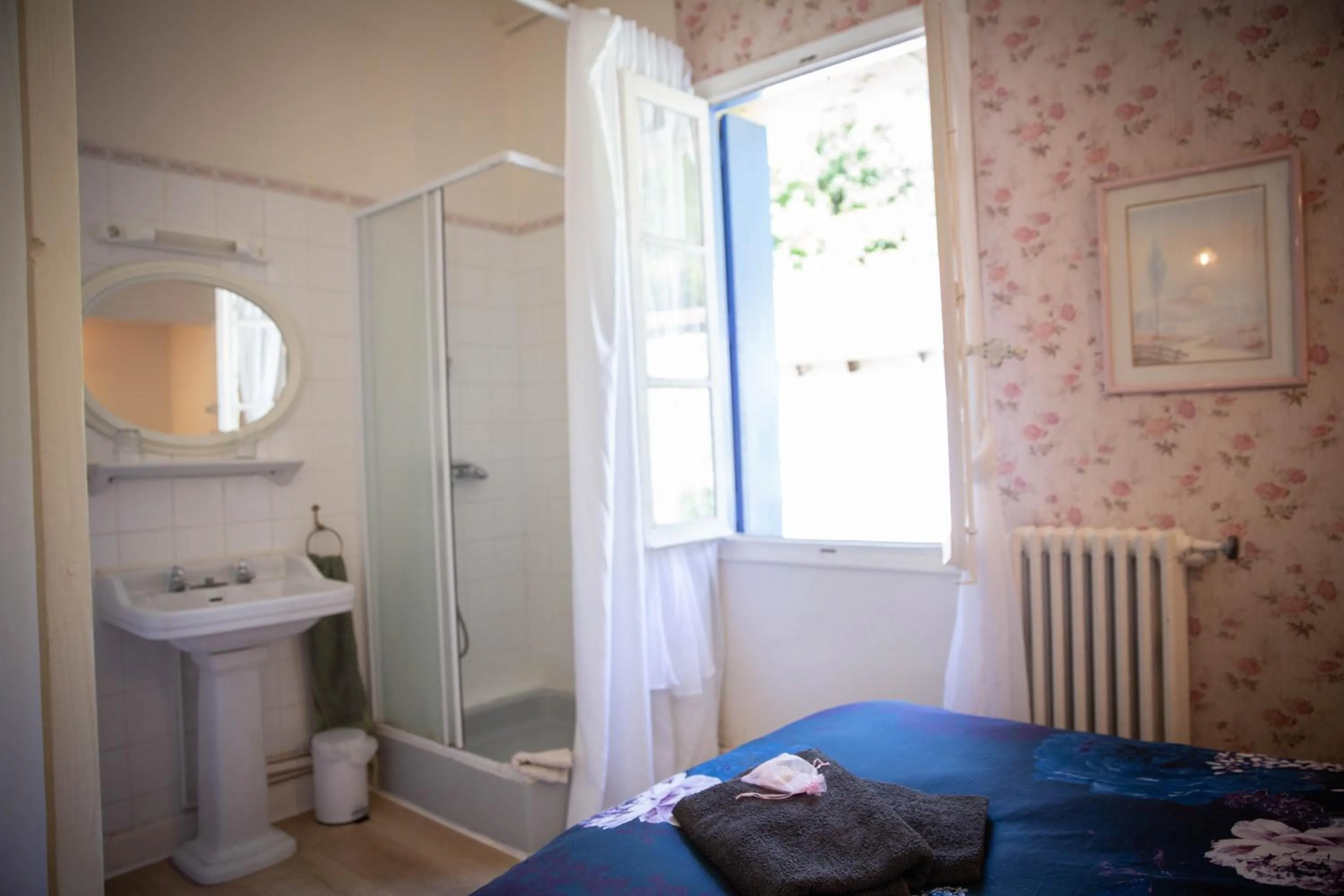 Bedroom in La Roseraie