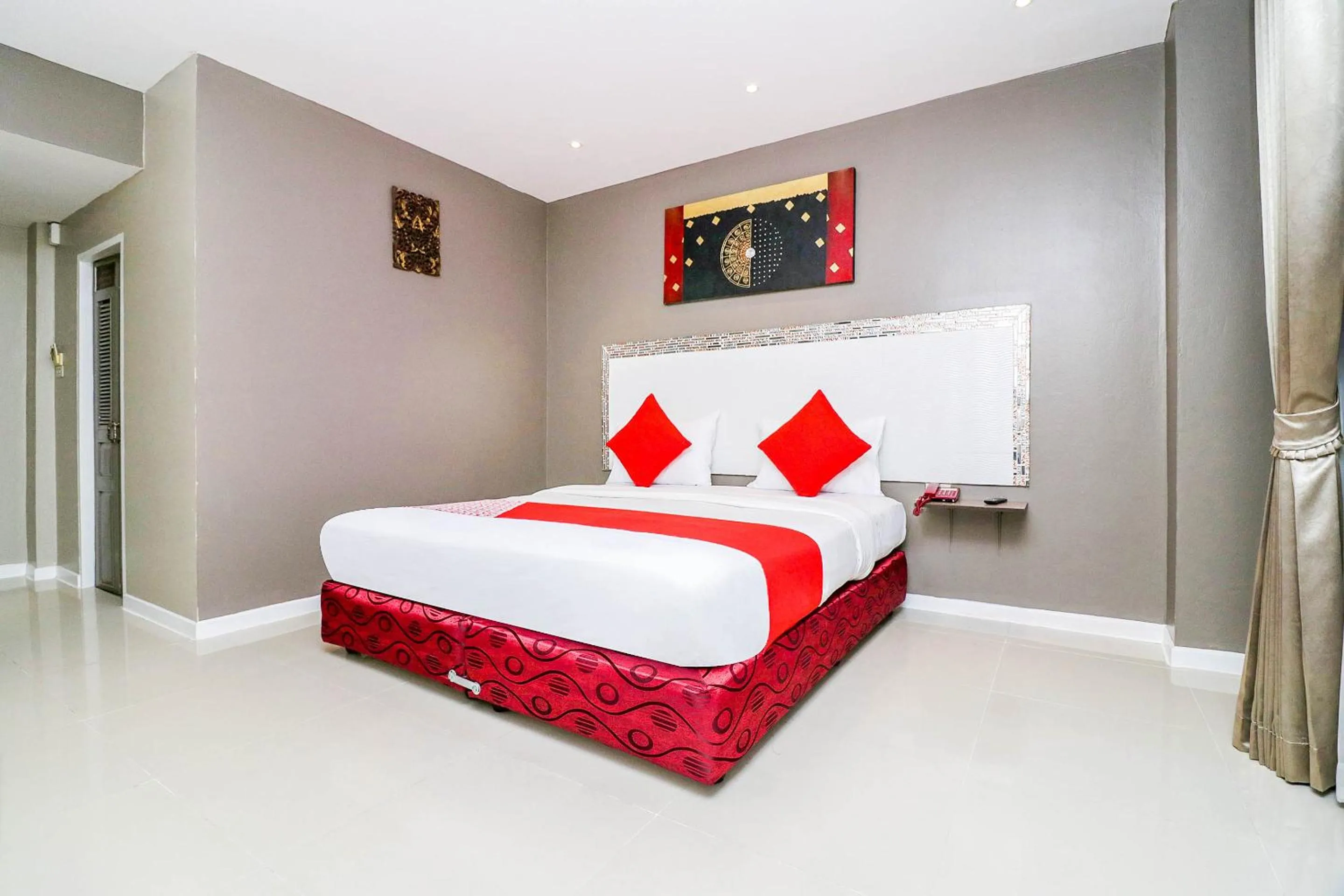 Bedroom, Bed in Natural Beach Hotel Pattaya