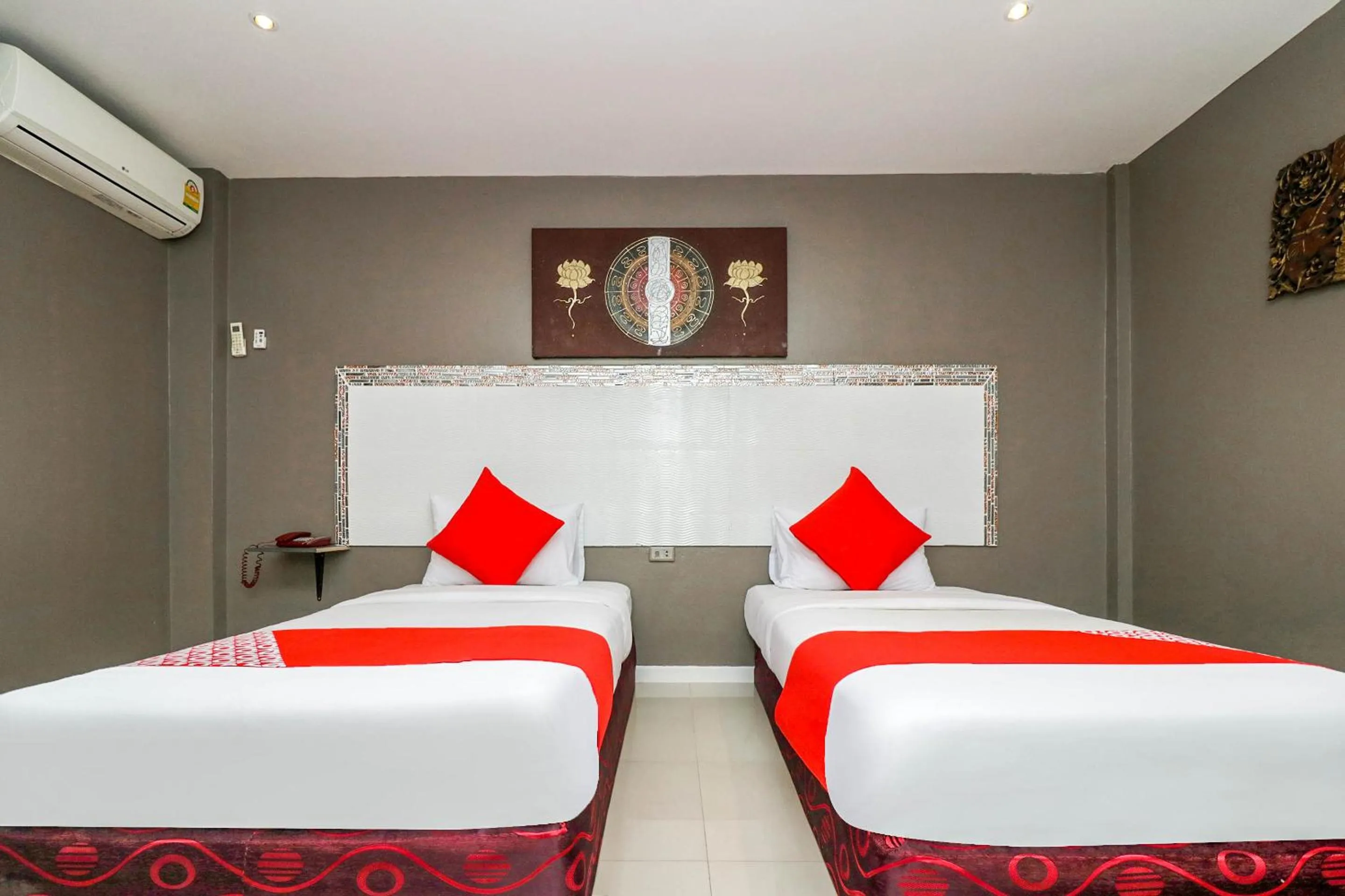 Bedroom, Bed in Natural Beach Hotel Pattaya