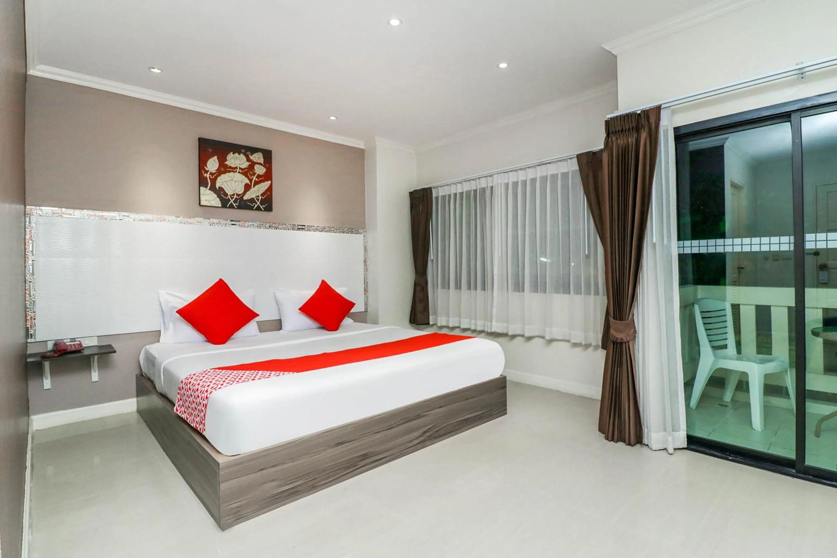 Bedroom, Bed in Natural Beach Hotel Pattaya