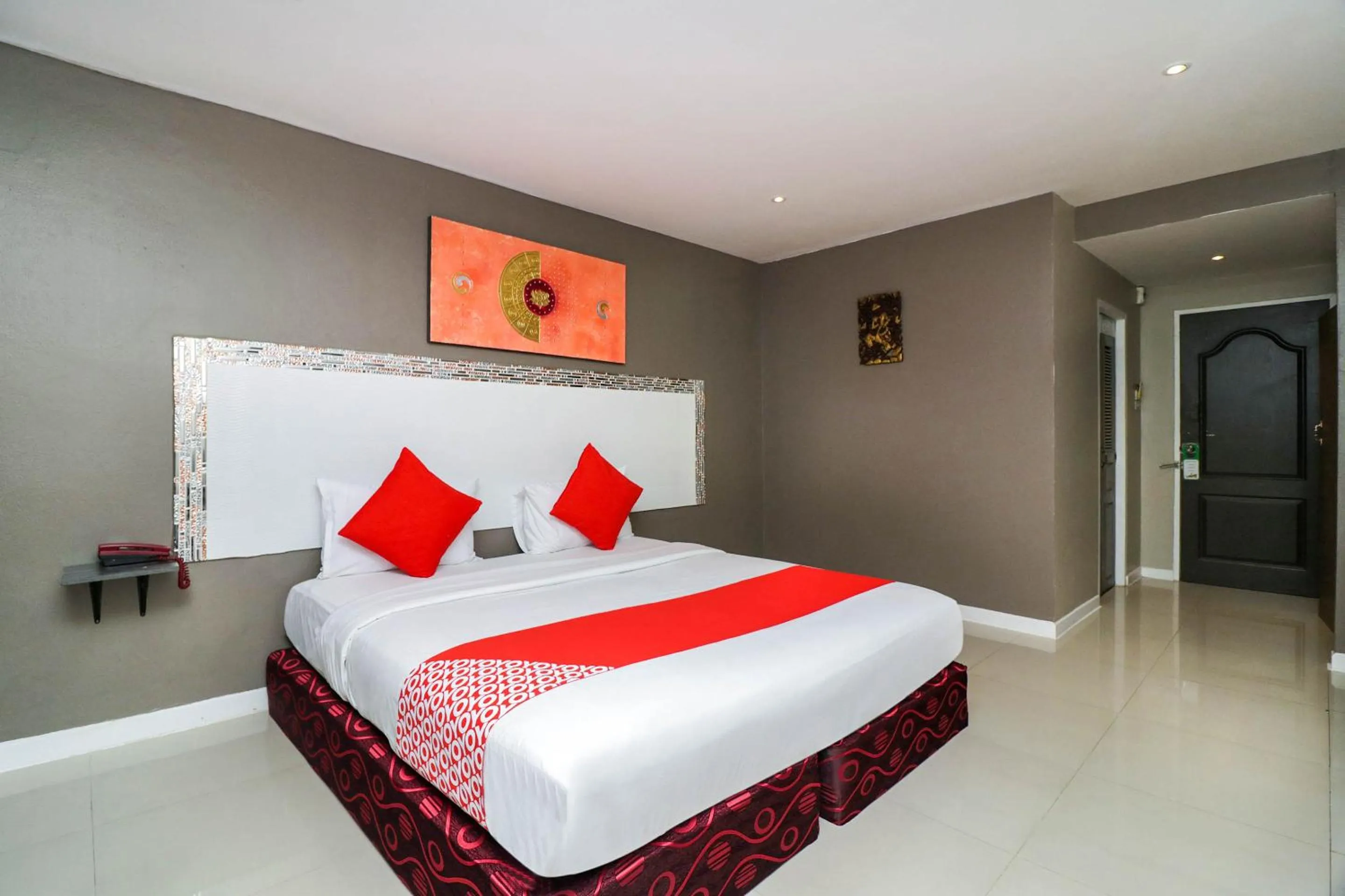 Bedroom, Bed in Natural Beach Hotel Pattaya