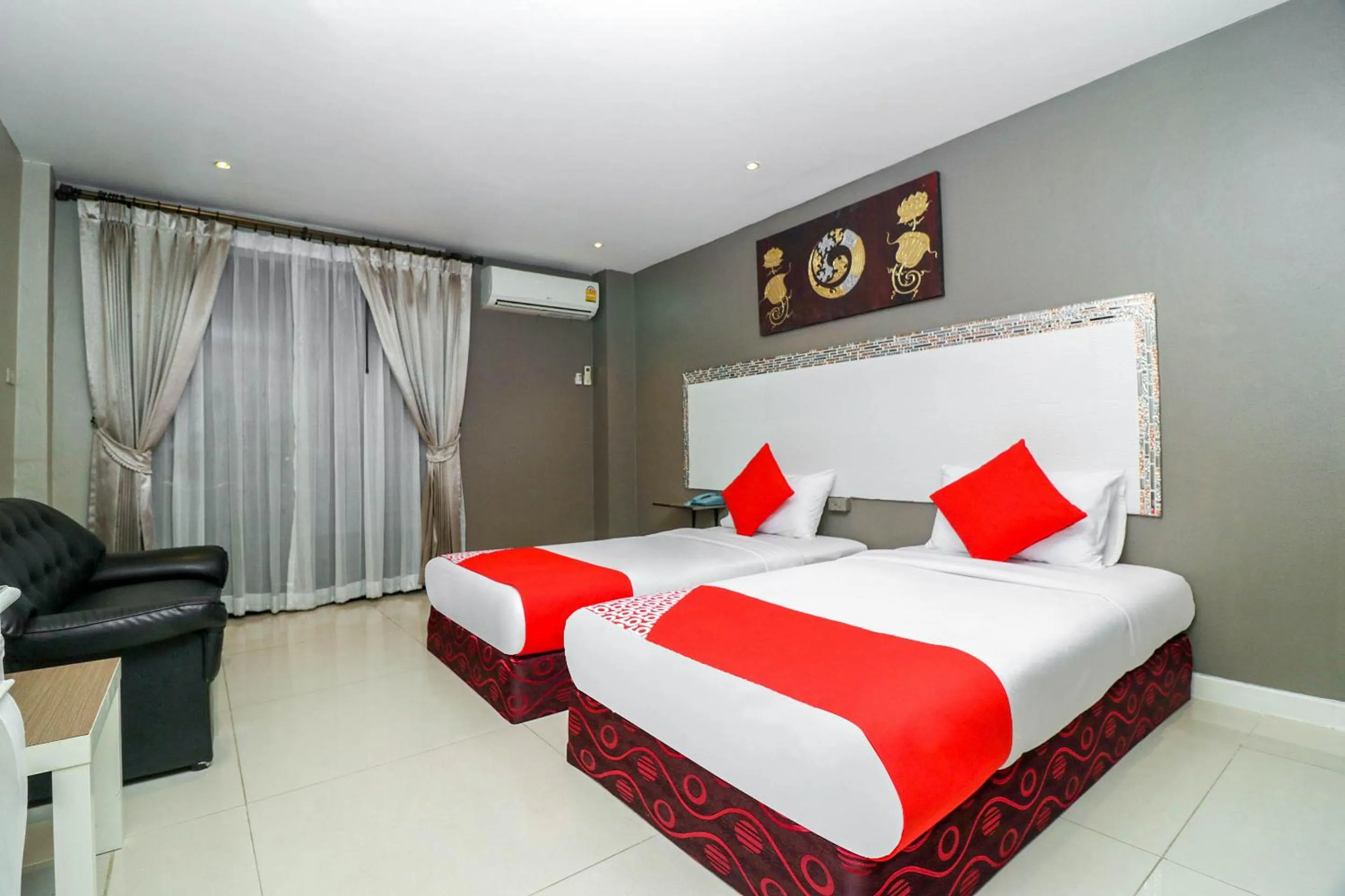 Bedroom, Bed in Natural Beach Hotel Pattaya
