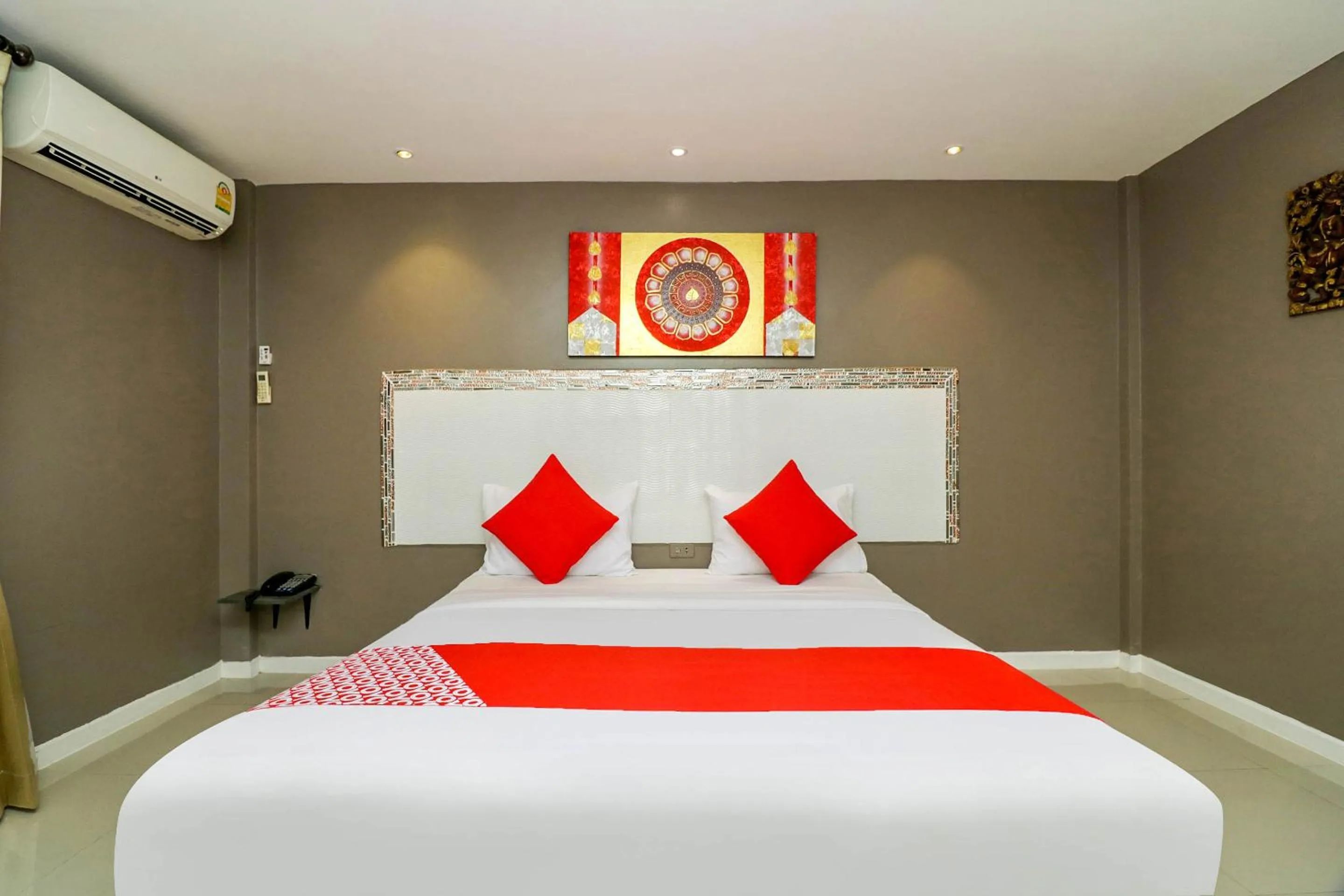 Bedroom, Bed in Natural Beach Hotel Pattaya