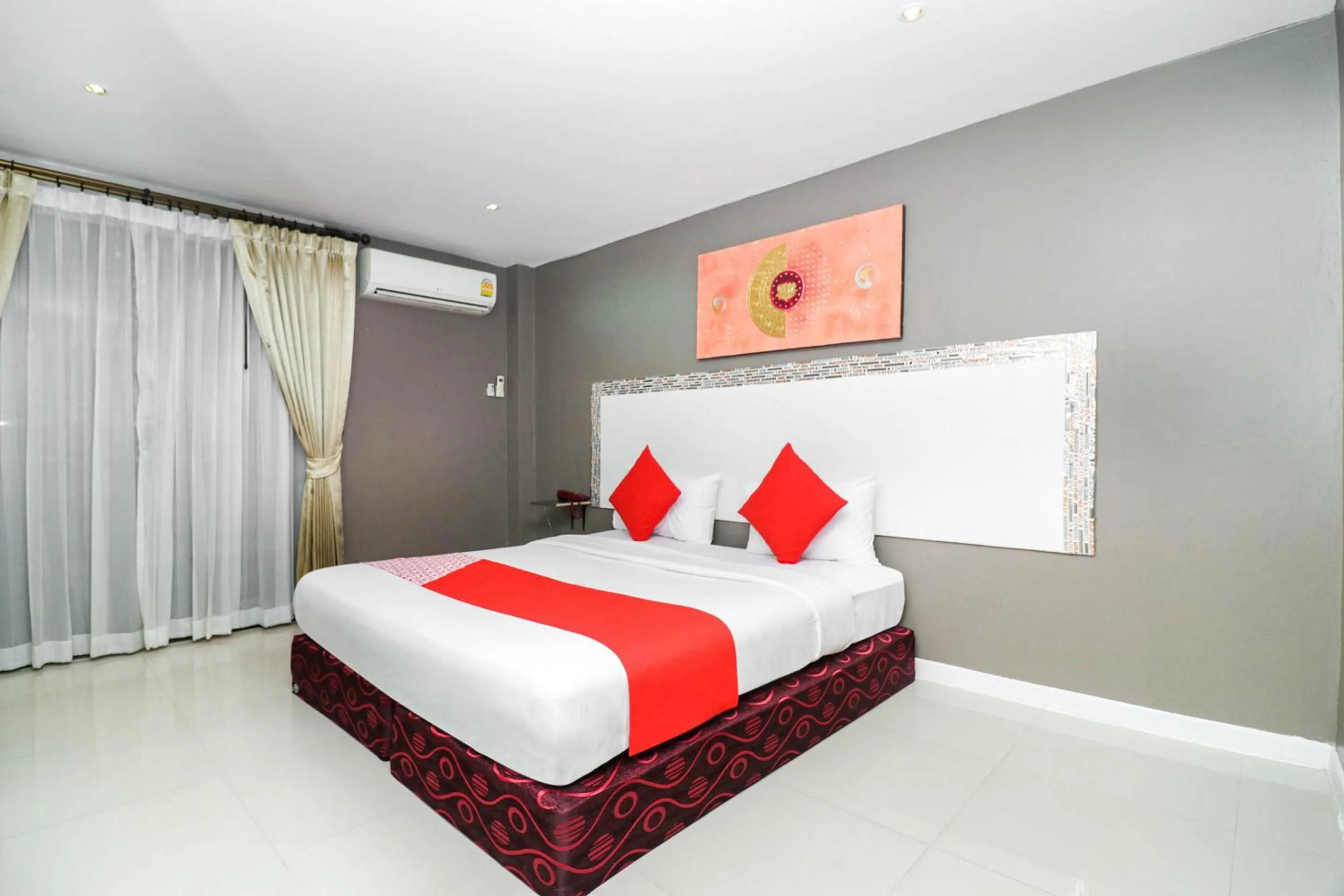 Bedroom, Bed in Natural Beach Hotel Pattaya