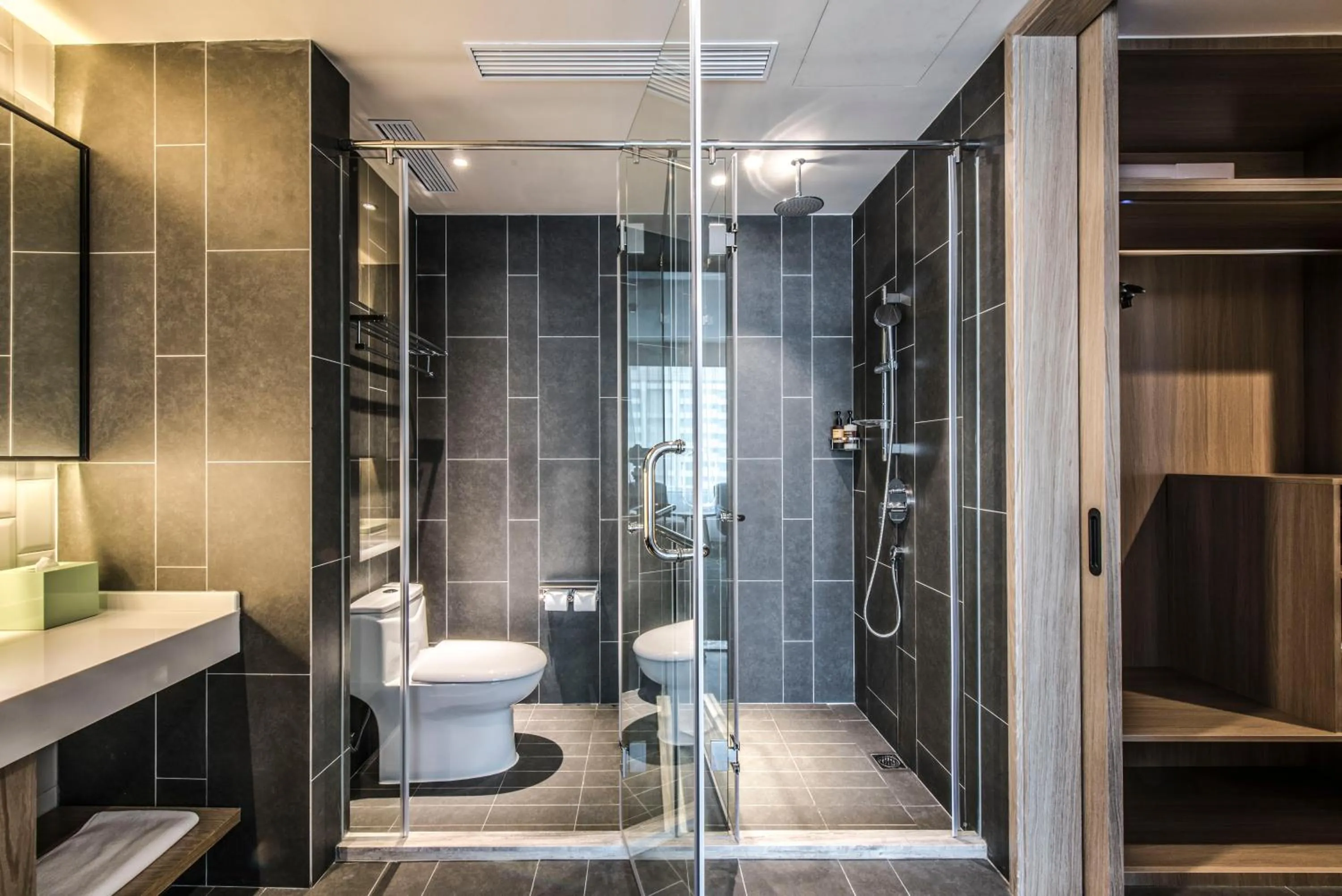 Shower in Q-Box Hotel Shanghai Sanjiagang -Offer Pudong International Airport and Disney shuttle