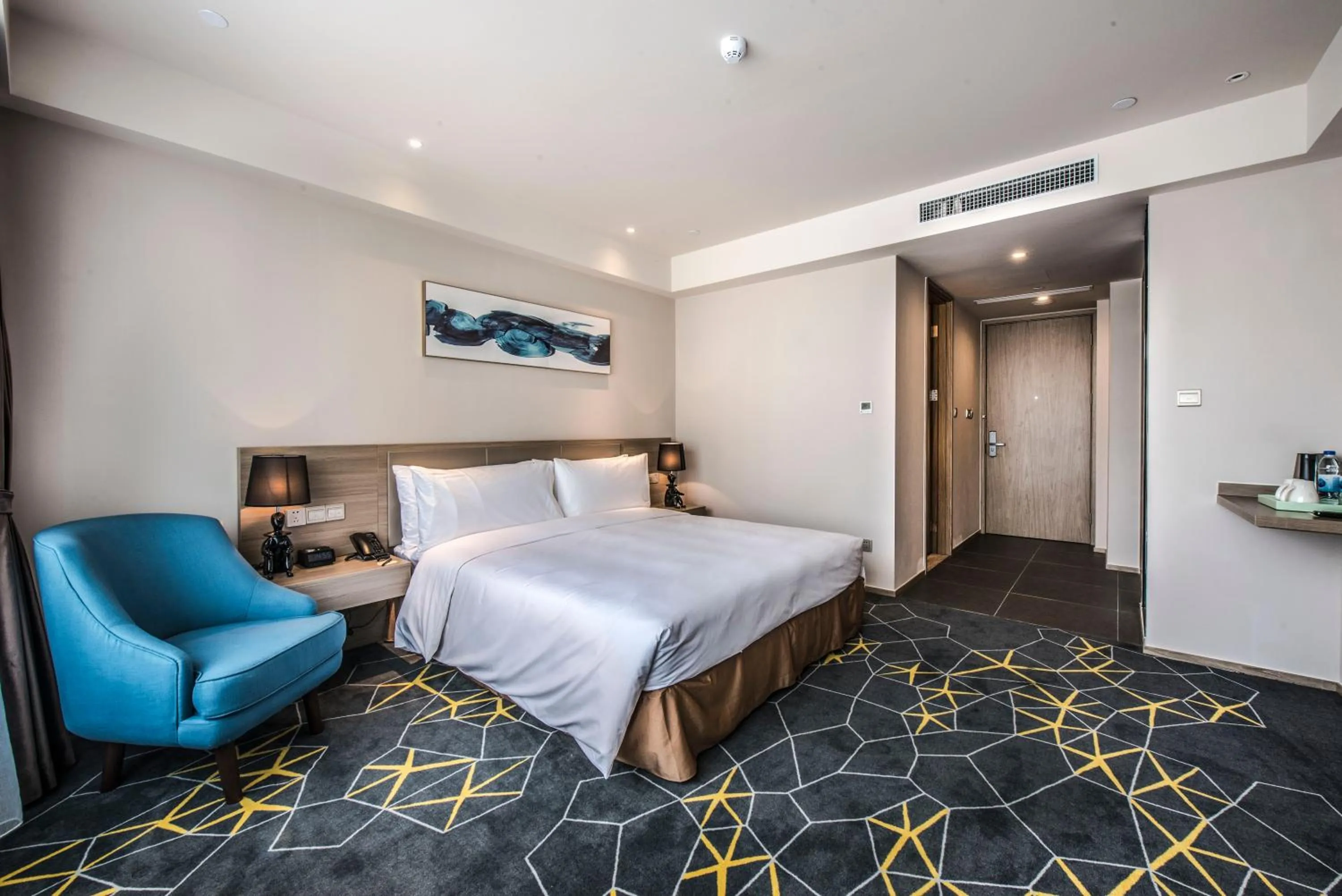 Bed in Q-Box Hotel Shanghai Sanjiagang -Offer Pudong International Airport and Disney shuttle