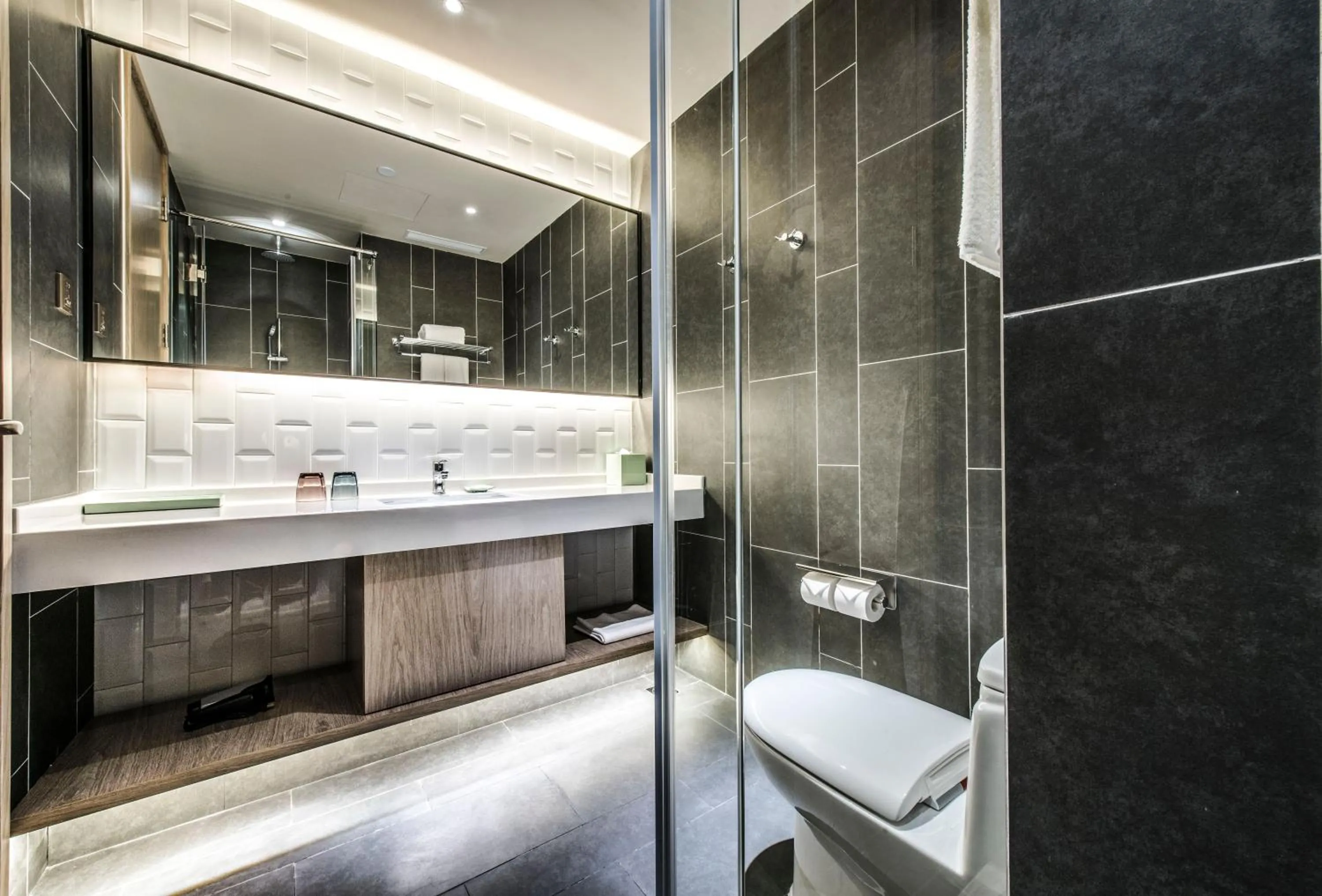 Toilet in Q-Box Hotel Shanghai Sanjiagang -Offer Pudong International Airport and Disney shuttle