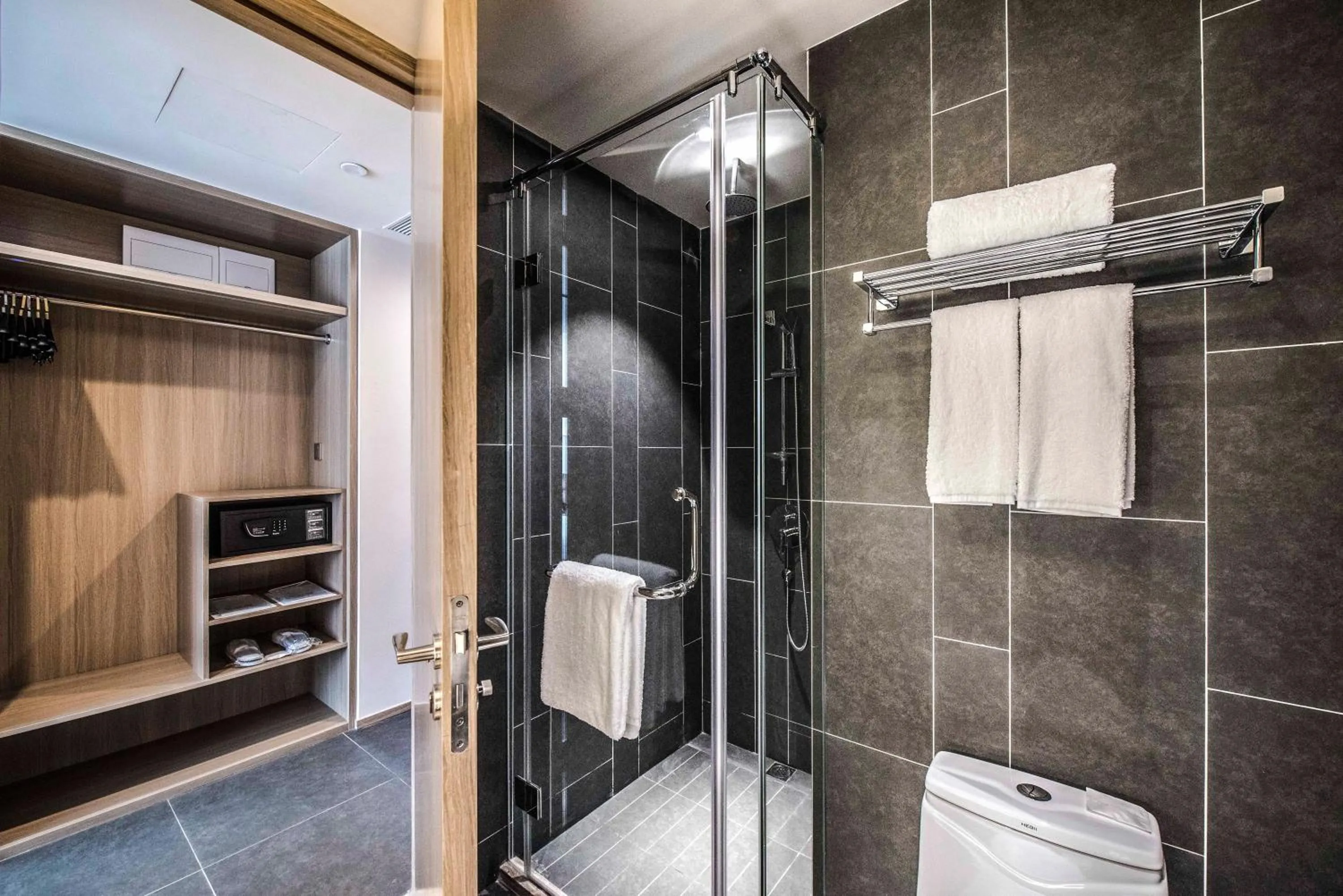 Shower in Q-Box Hotel Shanghai Sanjiagang -Offer Pudong International Airport and Disney shuttle