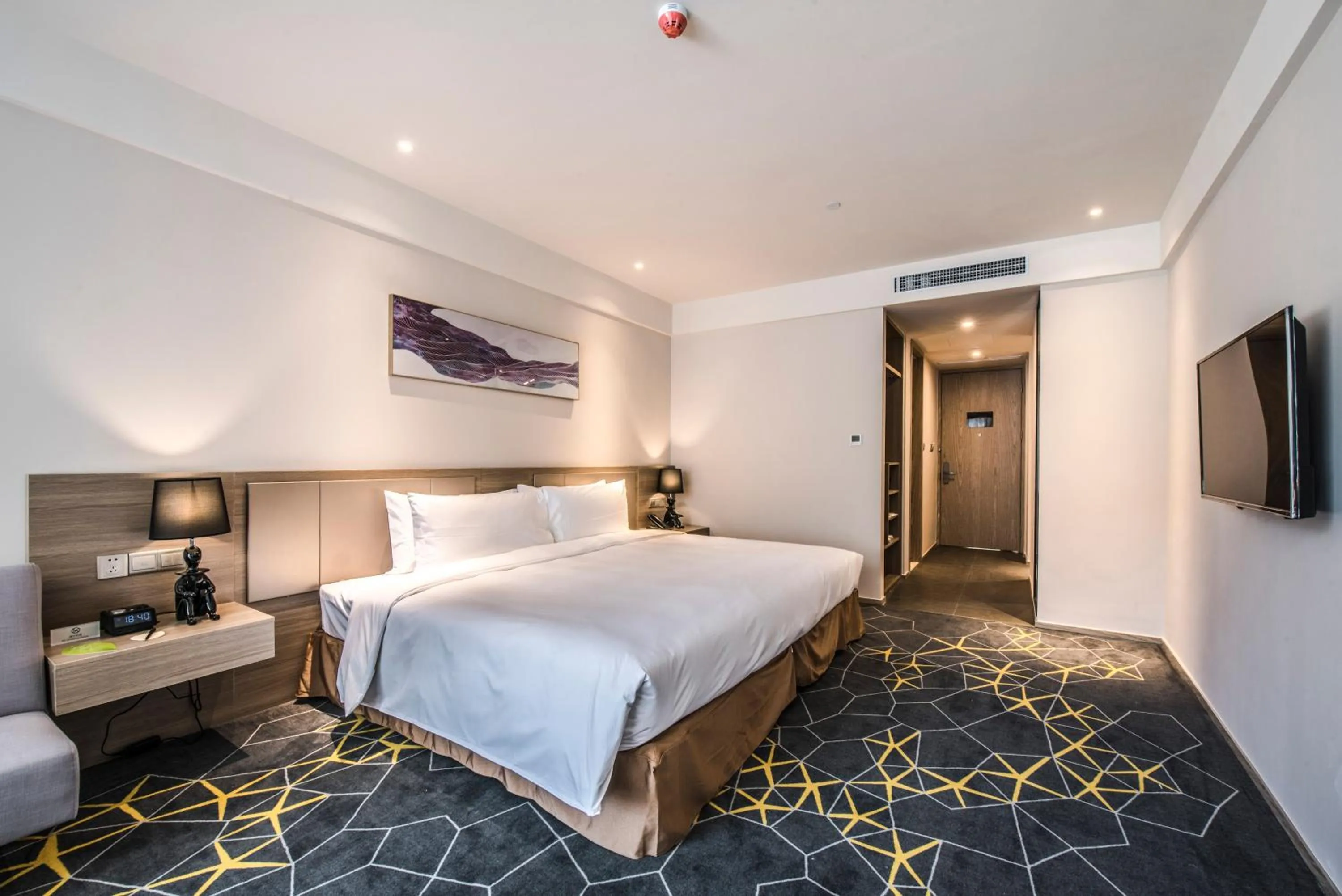 Bed in Q-Box Hotel Shanghai Sanjiagang -Offer Pudong International Airport and Disney shuttle